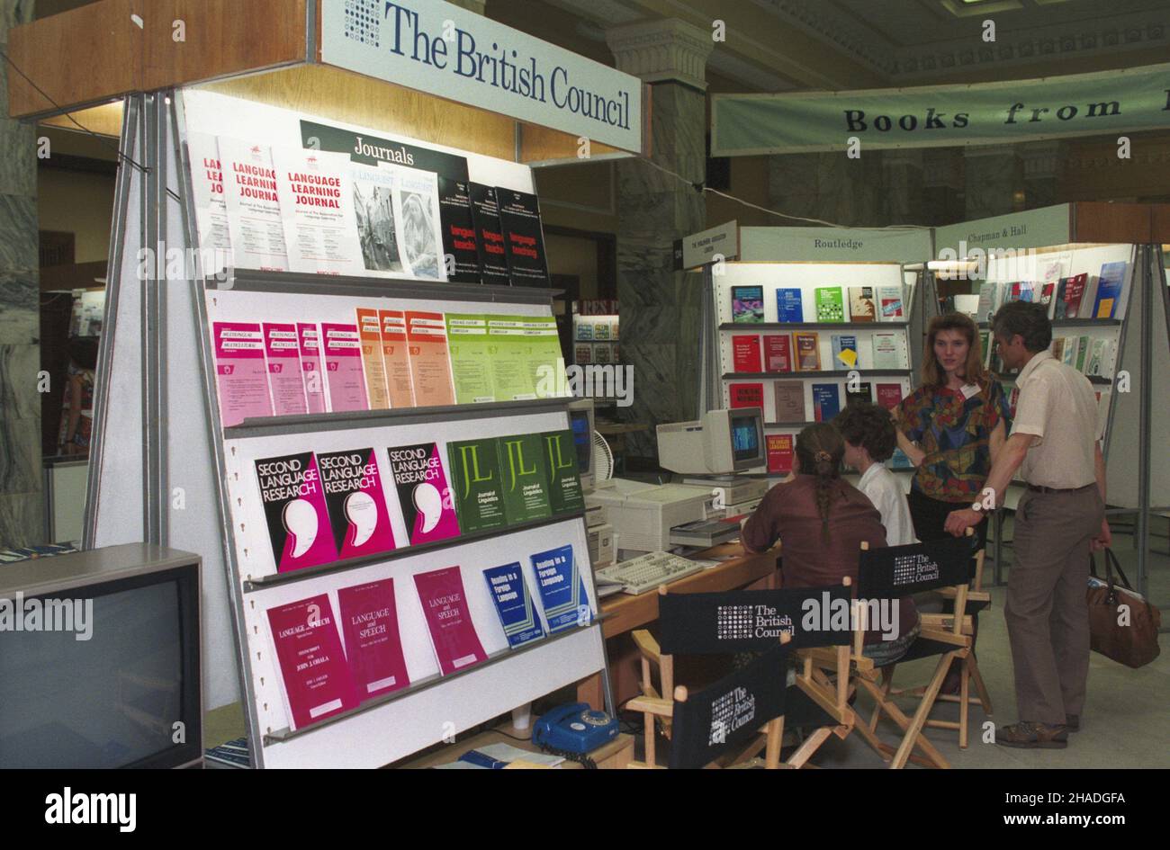 Warszawa 05,1993. XXXVIII Miêdzynarodowe Targi Ksi¹¿KI w Pa³acu Kultury i Nauki (19-24.04.1993). NZ. Stoiska wydawnictw z Wielkiej Brytanii, po lewej: Stoisko brytyjskiej agencji ds. wspó³pracy kulturalnej oraz oœwiatowej The British Council. ka PAP/Teodor Walczak Dok³adny dzieñ wydarzenia nieustalony. Warschau Mai 1993. Die Internationale Buchmesse 38th im Palast der Kultur und Wissenschaft (19.-24. April 1993). Im Bild: Stände britischer Verlage, links - ein Stand des British Council. ka PAP/Teodor Walczak Veranstaltungstag unbekannt Stockfoto