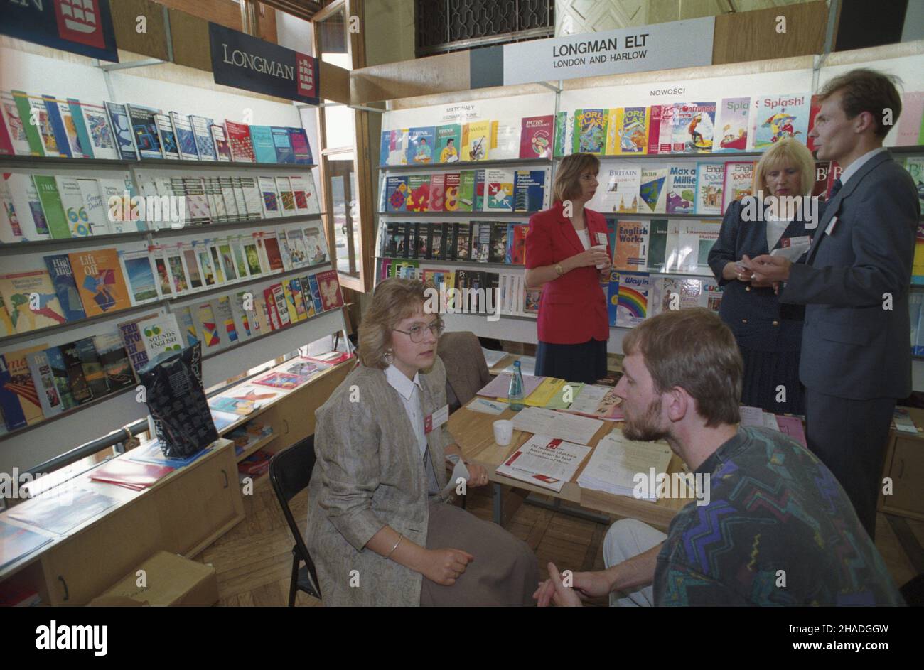 Warszawa 05,1993. XXXVIII Miêdzynarodowe Targi Ksi¹¿KI w Pa³acu Kultury i Nauki (19-24.04.1993). NZ. Stoisko brytyjskiego wydawnictwo Longman. ka PAP/Andrzej Rybczyñski Dok³adny dzieñ wydarzenia nieustalony. Warschau Mai 1993. Die Internationale Buchmesse 38th im Palast der Kultur und Wissenschaft (19.-24. April 1993). Im Bild: Ein Longman-Stand. ka PAP/Andrzej Rybczynski Veranstaltungstag unbekannt Stockfoto