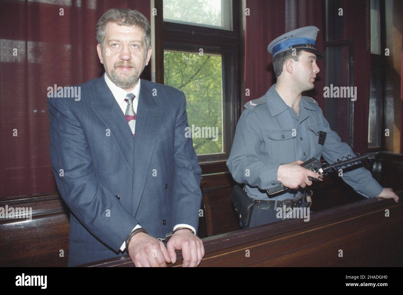 Warszawa 24.05.1993. Rozpoczêcie procesu by³ego w³aœciciela spó³ki Drachem i Bezpiecznej Kasy Oszczêdnoœci Lecha Grobelnego (L), oskar¿onego o defraudacjê, w S¹dzie Wojewódzkim w Warszawie. ka PAP/Teodor Walczak Warschau, 24. Mai 1993. Der ehemalige Besitzer von Drachem und Bezpieczna Kasa Oszczednosci Lech Grobelny (L) steht vor einem Prozess wegen Unterschlagung Anklagen vor einem Amtsgericht in Warschau. ka PAP/Teodor Walczak Stockfoto