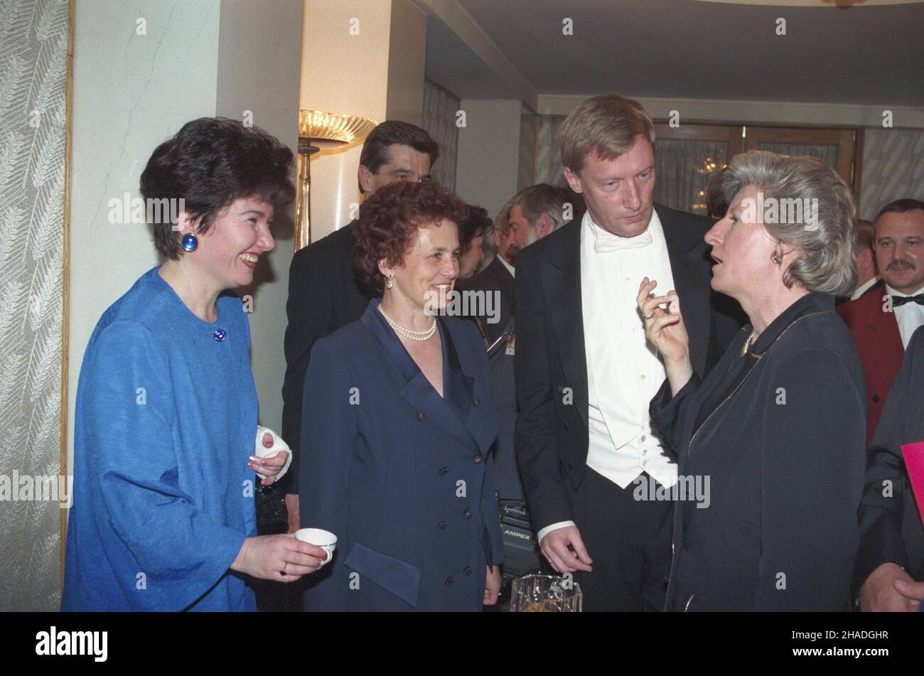 Warszawa 04.05.1993. Uroczysty koncert i Gala w Teatrze Wielkim z okazji wrêczenia nagród laureatom pierwszej edycji konkursu Polskiego God³a Promocyjnego Teraz Polska, programu promocji najlepszych polskich Producentów i przedsiêbiorców. NZ. od lewej: prezes Narodowego Banku Polskiego (NBP) Hanna Gronkiewicz-Waltz, pierwsza dama Danuta Wa³êsa, Dyrygent Maciej Niesio³owski i Premier RP Hanna Suchocka. js PAP/Janusz Mazur Warschau, 04. Mai 1993. Ein Galakonzert und eine feierliche Preisverleihung an die Preisträger der Ausgabe 1st des „Teraz Polska“ (Poland Now)-Werbeemblems des Programms Stockfoto