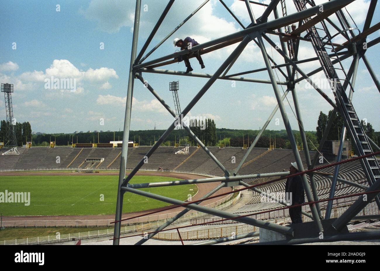 Chorzów 05,1993. Modernizacja oœwietlenia na Stadionie Œl¹skim przed meczem eliminacyjnym do Mistrzostw Œwiata w Pi³ce No¿nej Polska-Anglia. ka PAP/Stanis³aw Jakubowski Dok³adny dzieñ wydarzenia nieustalony. Chorzow Mai 1993. Modernisierung der Beleuchtung im Slaski-Stadion vor dem Qualifikationsspiel der Fußball-Weltmeisterschaft Polen-England. ka PAP/Stanislaw Jakubowski Veranstaltungstag unbekannt Stockfoto