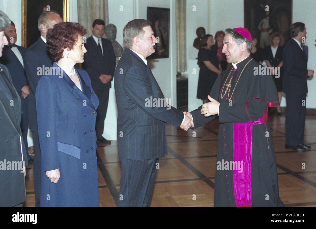 Warszawa 04.05.1993. Uroczysty koncert i Gala w Teatrze Wielkim z okazji wrêczenia nagród laureatom pierwszej edycji konkursu Polskiego God³a Promocyjnego Teraz Polska, programu promocji najlepszych polskich Producentów i przedsiêbiorców. NZ. od lewej: pierwsza dama Danuta Wa³êsa, prezydent RP Lech Wa³êsa i nuncjusz apostolski w Polsce biskup Józef Kowalczyk. js PAP/Janusz Mazur Warschau, 04. Mai 1993. Ein Galakonzert und eine feierliche Preisverleihung an die Preisträger der Ausgabe 1st des „Teraz Polska (Poland Now)“-Werbeemblems des Programms zur Förderung der besten polnischen Produzenten und Busi Stockfoto
