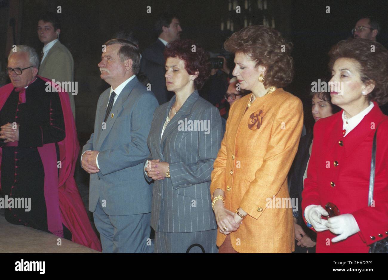 Portugalia Queluz 12.05.1993. Oficjalna wizyta prezydenta RP Lecha Wa³êsy w Portugalii (11-13.05.1993). Msza œwiêta celebrowana przez kapelana prezydenta ksiêdza Franciszka Cybulê w Kaplicy Królewskiej Pa³acu Queluz. NZ. m.in. Prezydent Wa³êsa (4P), ma³¿onka Danuta Wa³êsa (3P). ka PAP/Janusz Mazur Portugal Queluz 12. Mai 1993. Polens Präsident Lech Walesa besucht Portugal offiziell (11.-13. Mai 1993). Heilige Messe, die der polnische Präsident, Kaplan Franciszek Cybula, in der Königlichen Kapelle des Queluz-Palastes zelebriert. Im Bild unter anderem: Präsident Walesa (4R), seine Frau Danuta (3 Stockfoto