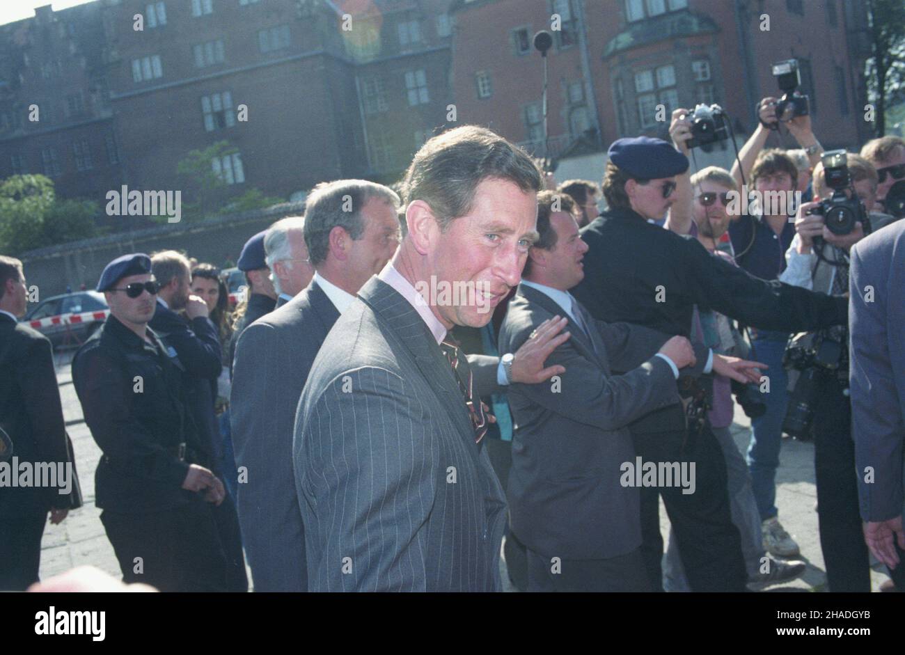 Gdañsk 18.05.1993. Wizyta nastêpcy tronu brytyjskiego, ksiêcia Walii Karola w Polsce (17-20.05.1993). NZ. ksi¹¿ê Karol (C) na terenie w okolicy Dworu Miejskiego, gdzie w przysz³oœci ma zostaæ zrekonstruowany Gdañski Teatr Szekspirowski. ka PAP/Stefan Kraszewski Danzig, 18. Mai 1993. Prinz Charles, Prinz von Wales und erster in der Reihe der Nachfolger des britischen Throns, besucht Polen (17.-20. Mai 1993). Im Bild: Prinz Charles (C) in der Nähe des Stadtgerichts, das in Zukunft das rekonstruierte Gdansk Shakespeare Theater beherbergen soll. ka PAP/Stefan Kraszewski Stockfoto