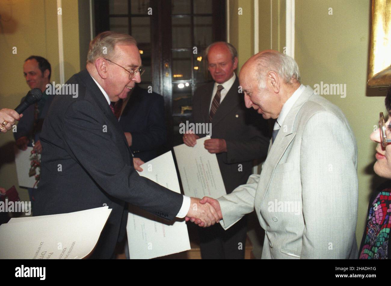 Warszawa 21.05.1993. W pa³acyku MSZ przy ulicy Foksal wrêczono nagrotty Ministerstwa Spraw Zagranicznych RP za propagowanie kultury polskiej za granic¹. NZ. minister spraw zagranicznych Krzysztof Skubiszewski (L), ksiêgarz Edmund Neustein (P), w g³êbi twórca polskich zespo³ów artystycznych na Litwie W³adys³aw Korkuæ. ka PAP/Adam Urbanek Warschau, 21. Mai 1993. Auszeichnungen des polnischen Außenministeriums für die polnische Kulturförderung im Ausland, die im Palast des Außenministeriums in der Foksal-Straße verliehen wurden. Im Bild: Außenminister Krzysztof Skubiszewski (links), Buchhändler Edmund Neustein (ri Stockfoto