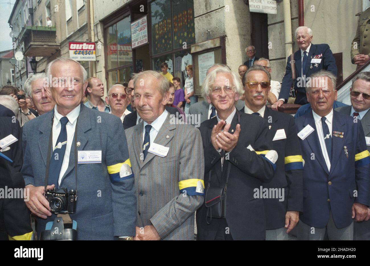 Che³mno 21.05.1993. III Œwiatowy Zjazd Kadetów II Rzeczpospolitej Polskiej (21-23.05.1993). NZ. Uczestnicy uroczystoœci na rynku staromiejskim, m.in. w pierwszym rzêdzie: Ryszard £apiñski (1L), Zygmunt Brzeziñski (2L), Ryszard Sieradzan (4L). ka PAP/Andrzej Rybczyñski Chelmno 21. Mai 1993. Der Weltkongress der Kadetten Polens der Zwischenkriegszeit 3rd (21.-23. Mai 1993). Im Bild: Teilnehmer der Zeremonie auf dem Marktplatz der Altstadt, darunter in der ersten Reihe: Ryszard Lapinski (1L), Zygmunt Brzezinski (2L), Ryszard Sieradzan (4L). ka PAP/Andrzej Rybczynski Stockfoto