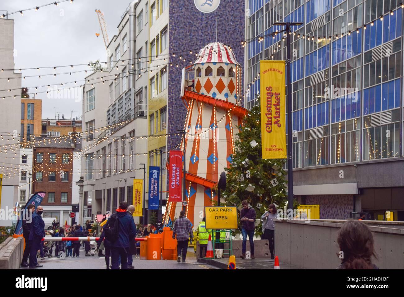 London, Großbritannien. 12th Dez 2021. Ein Weihnachtsmarkt vor dem Kaufhaus Selfridges an einem geschäftigen Sonntag, an dem Einkäufer und Besucher ins West End strömen. Kredit: Vuk Valcic/Alamy Live Nachrichten Stockfoto