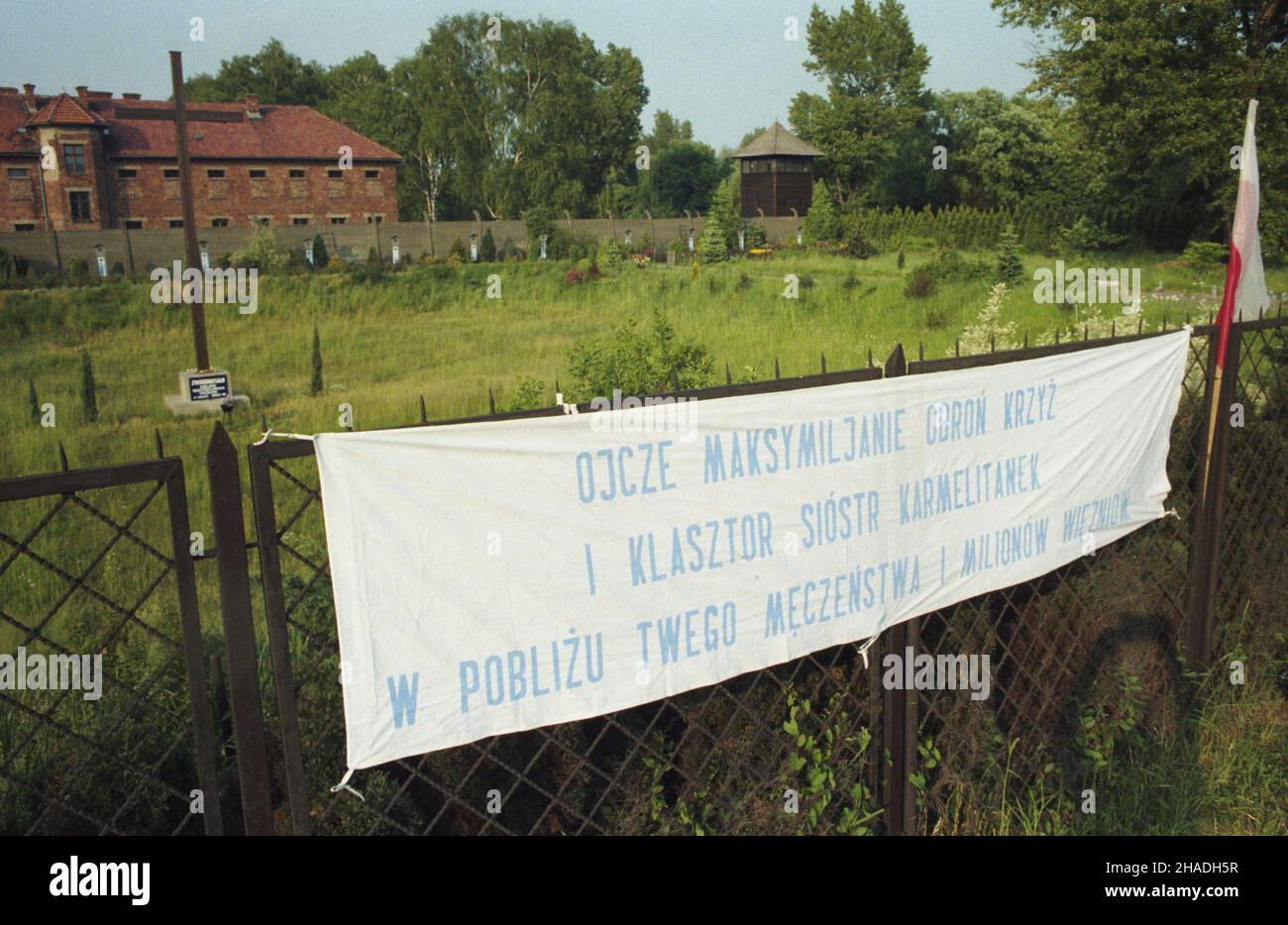 Oœwiêcim 25.05.1993. Konflikt o Krzy¿ Papieski na terenie klasztoru Karmelitanek, po³o¿onego w pobli¿U Auschwitz-Birkenau, by³ego niemieckiego nazistowskiego obozu konzentracyjnego i zag³ady (1940-1945). NZ. Transparent wywieszony przez wiernych na ogrodzeniu klasztoru. wb PAP/Jacek Bednarczyk Oswiecim 25. Mai 1993. Konflikt um das Päpstliche Kreuz in den Räumen des Karmelitenklosters in der Nähe des deutschen nazi-Todeslagers Auschwitz-Birkenau (1940-1945). Im Bild: Ein Banner, das die Gläubigen auf den Zaun des Klosters setzten. wb PAP/Jacek Bednarczyk Stockfoto