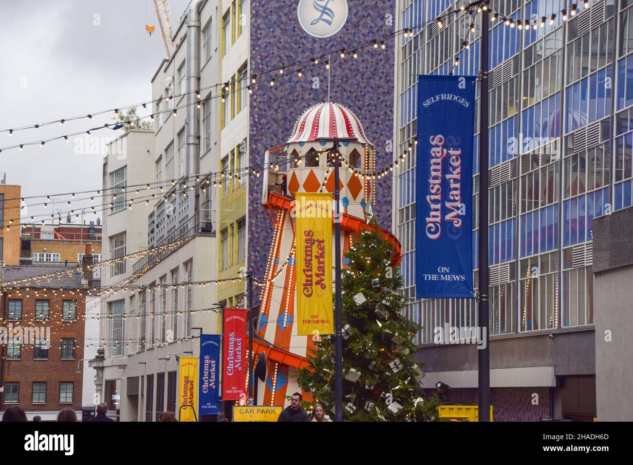 London, Großbritannien. 12th Dez 2021. Ein Weihnachtsmarkt vor dem Kaufhaus Selfridges an einem geschäftigen Sonntag, an dem Einkäufer und Besucher ins West End strömen. Kredit: Vuk Valcic/Alamy Live Nachrichten Stockfoto