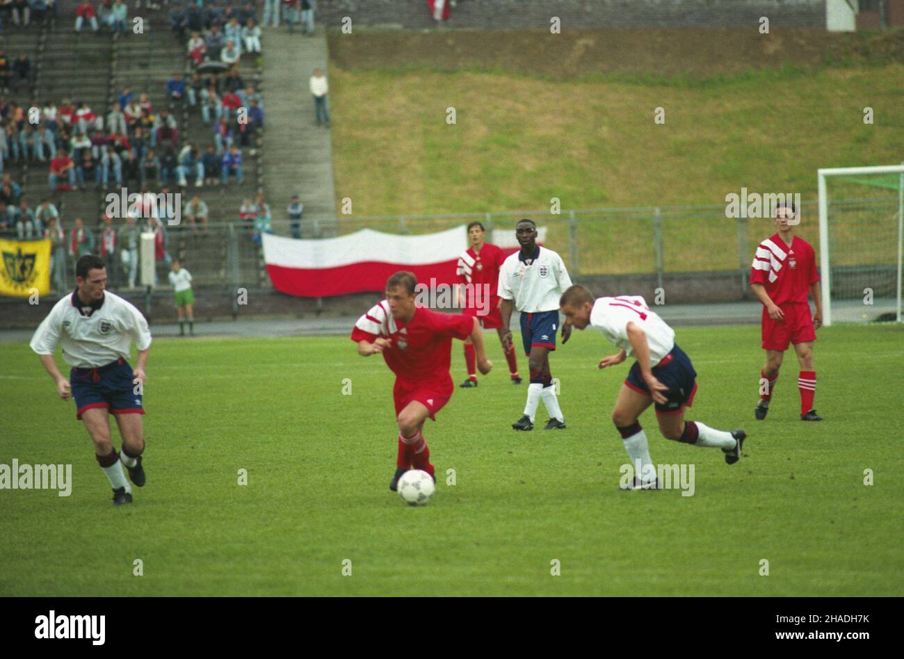 Jastrzêbie-Zdrój 29.05.1993. Mecz eliminacyjny do M³odzie¿owych Mistrzostw Europy w pi³ce no¿nej Polska Anglia (1:4) na Stadionie Miejskim. ka PAP/Stanis³aw Jakubowski Jastrzebie-Zdroj 29. Mai 1993. Eine Qualifikation für Polen gegen England (1-4) für die U-18-Fußball-Europameisterschaft im Stadtstadion. ka PAP/Stanislaw Jakubowski Stockfoto