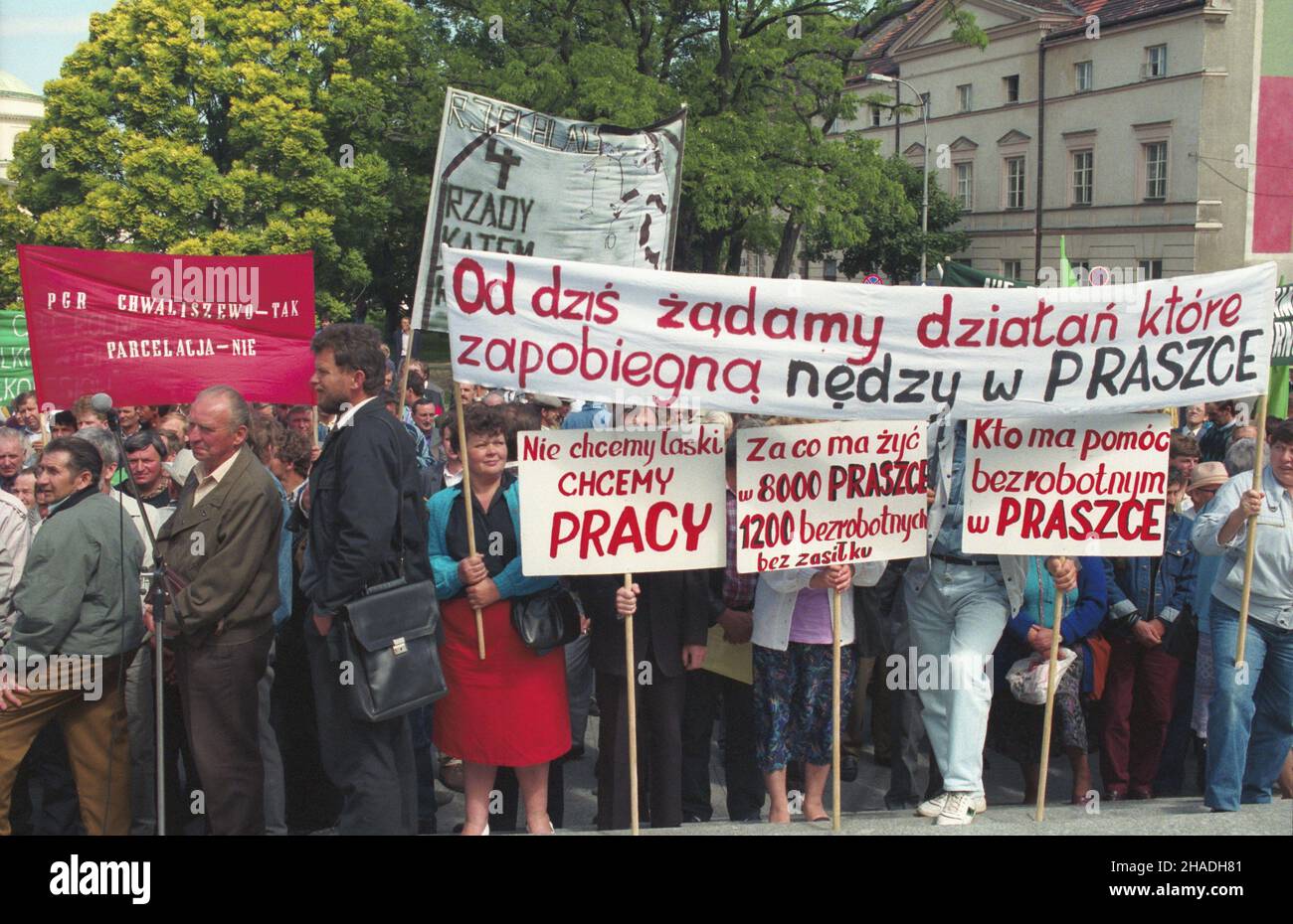 Warszawa 26.05.1993. Manifestacja rolników przeciwko bezrobociu, biedzie i polityce rz¹du Hanny Suchockiej wobec wsi. NZ. protestuj¹cy na placu Trzech Krzy¿y. wb PAP/Adam Urbanek Warschau, 26. Mai 1993. Bauern protestieren gegen Arbeitslosigkeit, Armut und die Politik der Regierung Hanna Suchocka im ländlichen Raum. Im Bild: Die Demonstranten auf dem Trzech Krzyzy Platz. wb PAP/Adam Urbanek Stockfoto