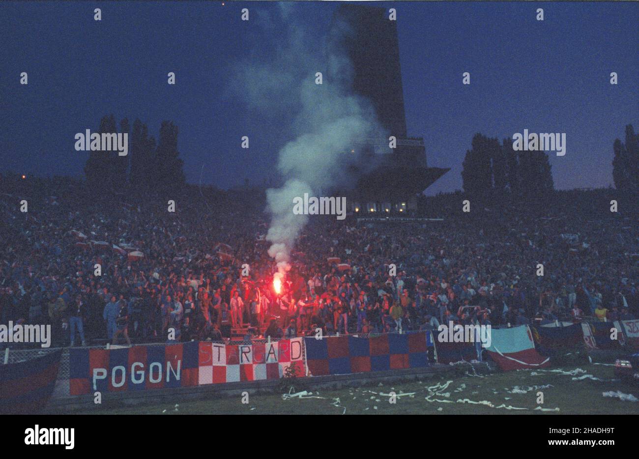 Chorzów 29.05.1993. Mecz eliminacyjny do mistrzostw œwiata w pi³ce no¿nej Polska-Anglia (1:1) na Stadionie Œl¹skim. ka PAP/Stanis³aw Jakubowski Chorzow 29. Mai 1993. Polen-England (1-1) Qualifikationsspiel für die World Football Campionships im Salski Stadium. ka PAP/Stanislaw Jakubowski Stockfoto