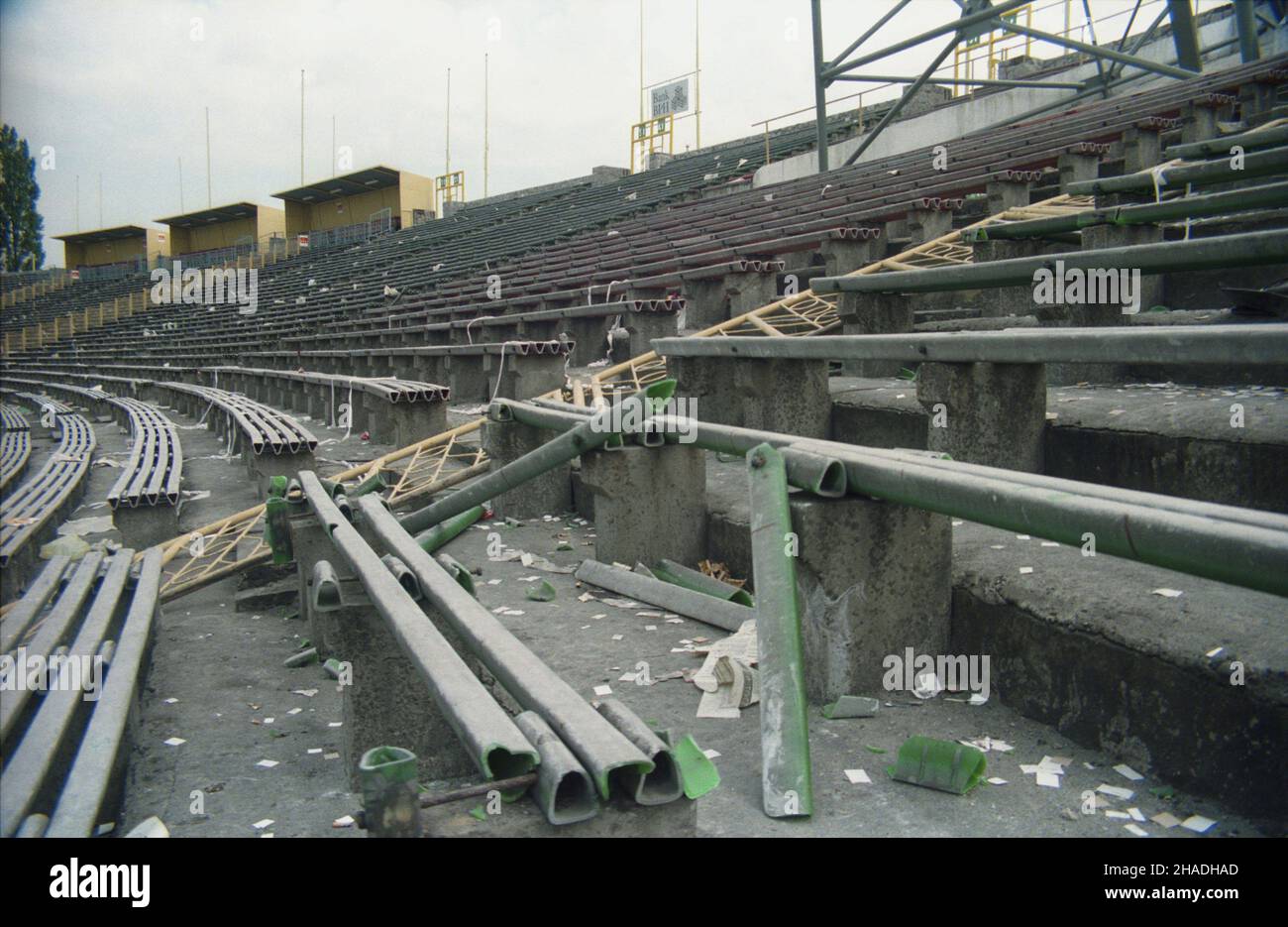 Chorzów 29.05.1993. Mecz eliminacyjny do mistrzostw œwiata w pi³ce no¿nej Polska-Anglia (1:1) na Stadionie Œl¹skim. NZ. Zniszczone ³awki po zamieszkach na trybunach wywo³anych przez pseudokibiców. ka PAP/Stanis³aw Jakubowski Chorzow 29. Mai 1993. Polen-England (1-1) Qualifikationsspiel für die World Football Campionships im Salski Stadium. Im Bild: Abgerissene Bänke nach Aktionen von Stadionrowdies. ka PAP/Stanislaw Jakubowski Stockfoto