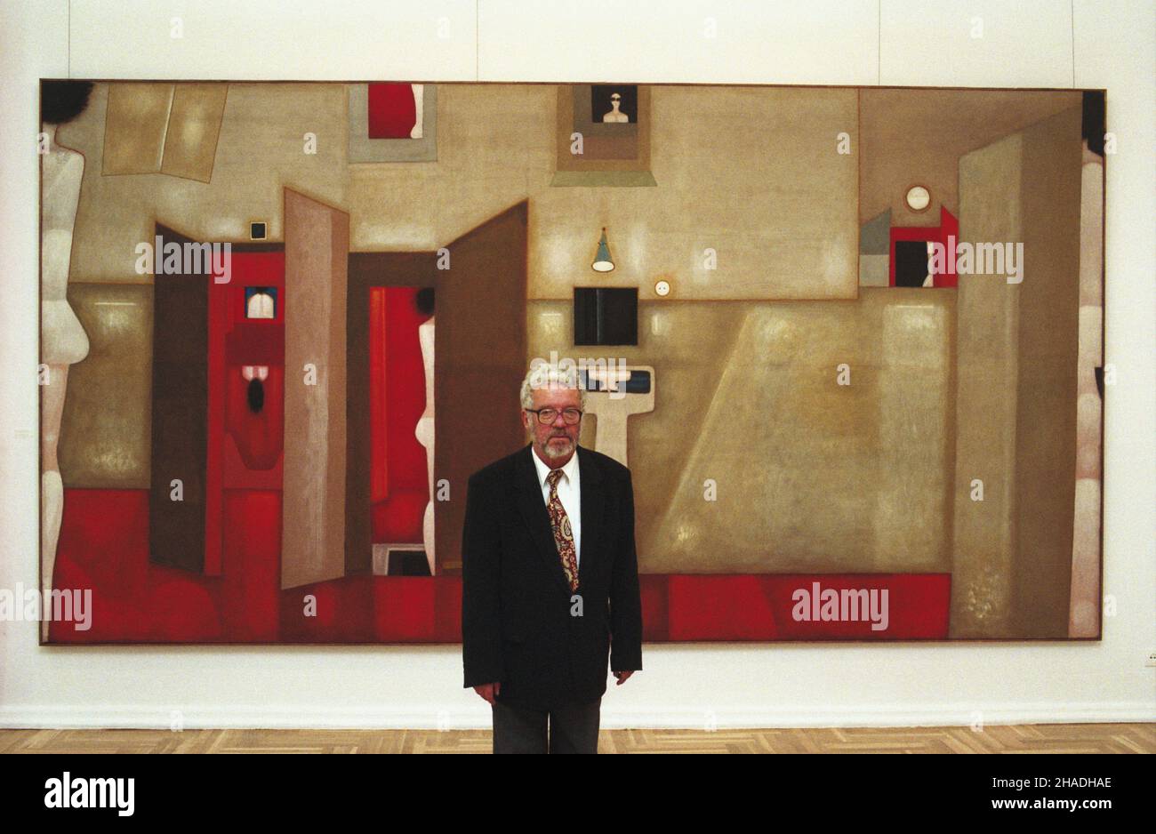 Wroc³aw 25.06.1993. Otwarcie wystawy malarstwa Jerzego Nowosielskiego (nz.) w Muzeum Narodowym we Wroc³awiu (czynna do 19 wrzeœnia). W g³êbi obraz artysty. mw PAP/ADAM Hawa³ej Breslau, Den 25. Juni 1993. Eröffnung einer Ausstellung mit Gemälden von Jerzy Nowosielski (im Bild) im Nationalmuseum in Breslau (eröffnet bis September 19). Im Bild: Ein Gemälde von Jerzy Nowosielski. mw PAP/Adam Hawalej Stockfoto