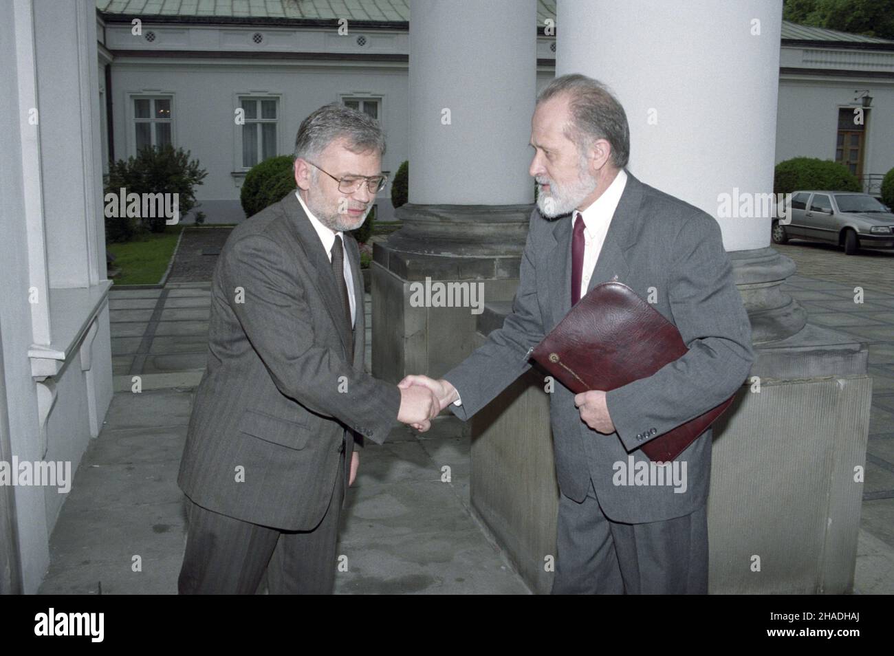 Warszawa 30.05.1993. Prezydent RP Lech Wa³êsa przyj¹³ na œniadaniu w Belwederze marsza³ków Sejmu i Senatu. NZ. marsza³ek Senatu II kadencji August Che³kowski (P) i szef Biura Prasowego Prezydenta RP, rzecznik prasowy prezydenta Andrzej Drzycimski. gr PAP/Janusz Mazur Stockfoto