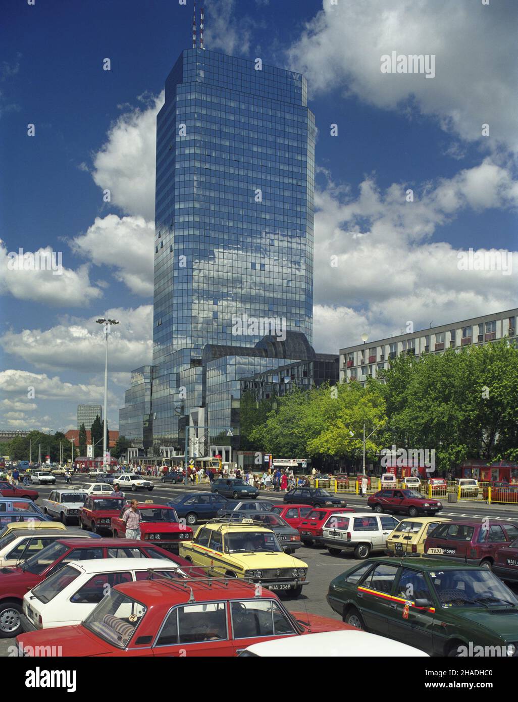 Warszawa 01.06.1993. Plac Bankowy, w g³êbi biurowiec B³êkitny wie¿owiec. wb PAP/Jan Morek Dok³adny dzieñ wydarzenia nieustalony. Warschau 01. Juni 1993. Bankowy Square, im Hintergrund Blue High Rising Bürogebäude. wb PAP/Jan Morek Termin unbekannt. Stockfoto