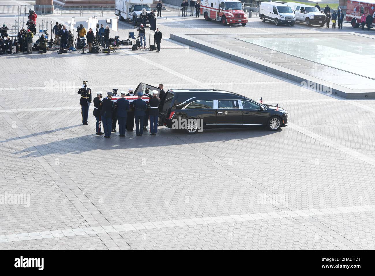 Washington, Vereinigte Staaten von Amerika. 09. Dezember 2021. Die Ehrengarde der US-Streitkräfte tragen die mit Flagge drapierte Schatulle des Veteranen des Zweiten Weltkriegs und ehemaligen Senators Robert Dole die Stufen des US-Kapitols hinauf, wo es im Staat liegen wird, 9. Dezember 2021 in Washington, D.C. Senator Dole starb im Alter von 98 Jahren nach einem lebenslangen Dienst an der Nation. Kredit: Cpl. Xaviera Masline/USA Army/Alamy Live News Stockfoto