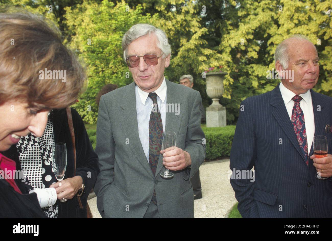 Zaborów 06,1993. W domu pracy twórczej Stowarzyszenia Dziennikarzy Polskich w dawnym pa³acu Goldstandów. Wspólne imieniny Jana Pietrzaka i Jana Englerta. NZ. Wieloletni dyrektor rozg³oœni polskiej Radia Wolna Europa (RWE) Zdzis³aw Najder (C). mw PAP/Teodor Walczak Dok³adny dzieñ wydarzenia nieustalony. Zaborow Juni 1993. Der ehemalige Goldstand-Palast wurde zum Zuhause für die kreative Arbeit des polnischen Journalistenverbandes. Gemeinsame Feier des Namenstages von Jan Pietrzak und Jan Englert. Im Bild: Langjähriger Direktor der polnischen Sektion des Radios Free Europe Zdzis³aw Najder (Mitte). Stockfoto