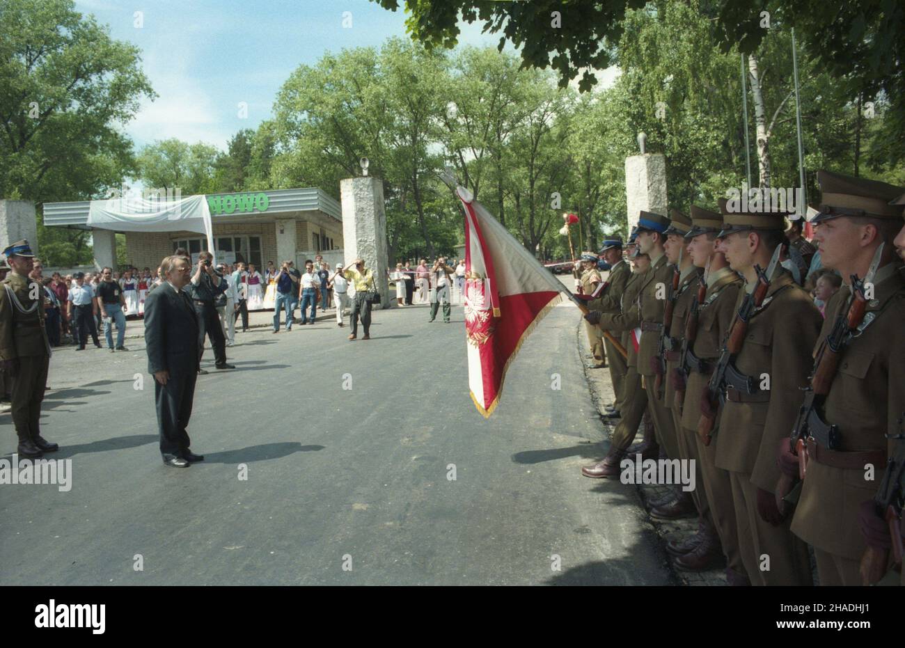 Borne Sulinowo 05.06.1993. Uroczystoœæ symbolicznego otwarcia bram miasta Borne Sulinowo, wyjêtego spod polskiej jurysdykcji i zajêtego przez Armiê Czerwon¹ do paŸdziernika 1992 roku, przekazanego ponownie polskiej administracji po wycofaniu wojsk radzieckich. NZ. Wicepremier RP Henryk Goryszewski oddaje ho³d sztandarowi Wojska Polskiego. ka PAP/Jerzy Undro Borne Sulinowo 05. Juni 1993. Die Zeremonie symbolische Öffnung der Tore zu Borne Sulinowo, extrahiert aus der polnischen Gerichtsbarkeit und besetzt von der Roten Armee bis Oktober 1992, als es an die polnischen zivilen Behörden A Stockfoto