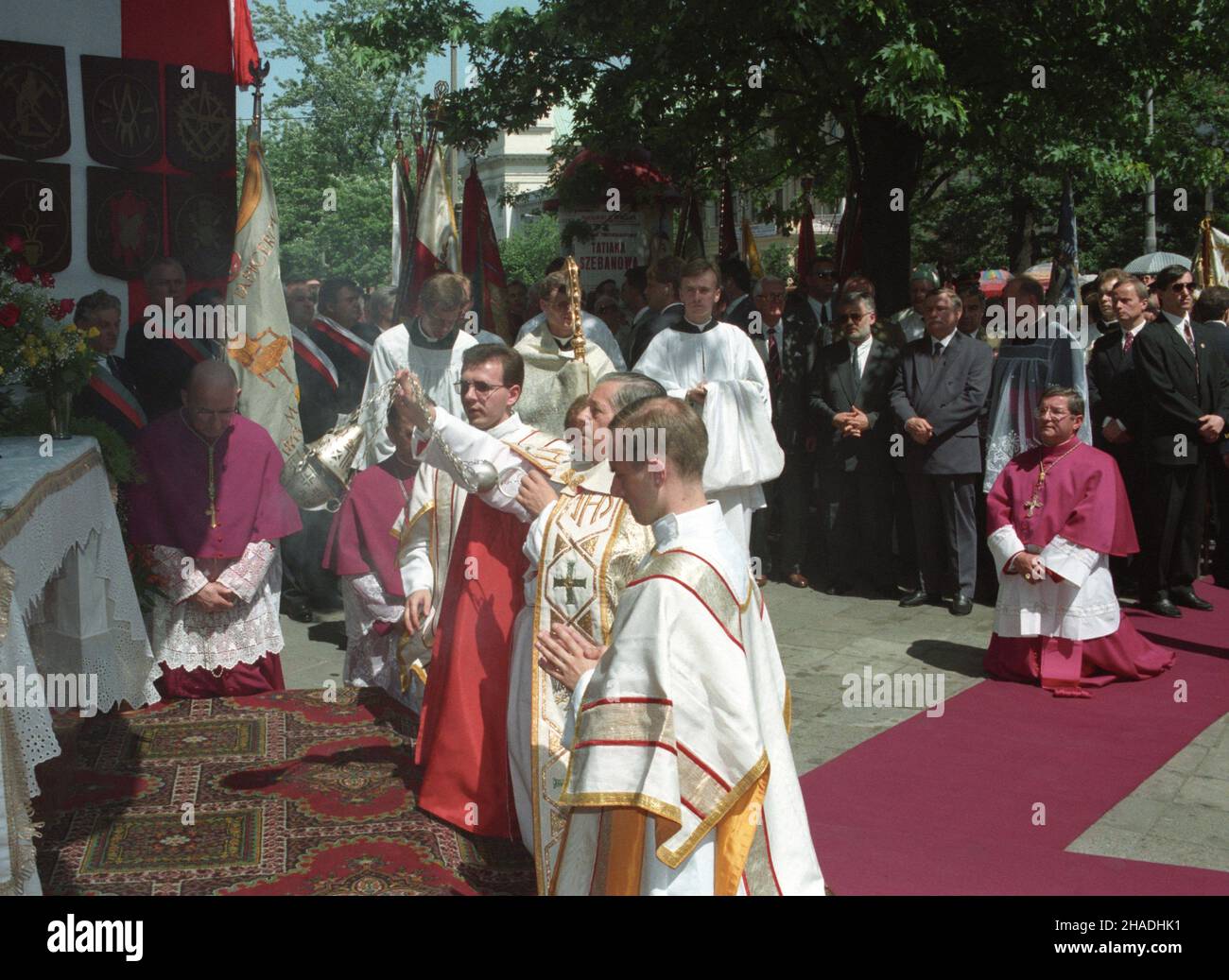 Warszawa 10.06.1993. Obchody Œwiêta Najœwiêtszego Cia³a i Krwi Chrystusa (Bo¿e Cia³o) z udzia³em prezydenta RP. Po mszy œwiêtej procesja przechodzi ulic¹ Krakowskie Przedmieœcie. NZ. Prymas Polski kardyna³ Józef Glemp (okadza o³tarz), biskup polowy Wojska Polskiego S³awoj Leszek G³ódŸ (klêczy). meg PAP/Janusz Mazur Warschau 10. Juni 1993. Fronleichnam-Zeremonien, an denen Polens Präsident teilnahm. Nach der Heiligen Messe geht die Prozession entlang der Krakowskie Przedmiescie Straße. Im Bild: Kardinal Jozef Glemp (Prymas Polski kardyna³ Józef Glemp), Primas von Polen, Stockfoto