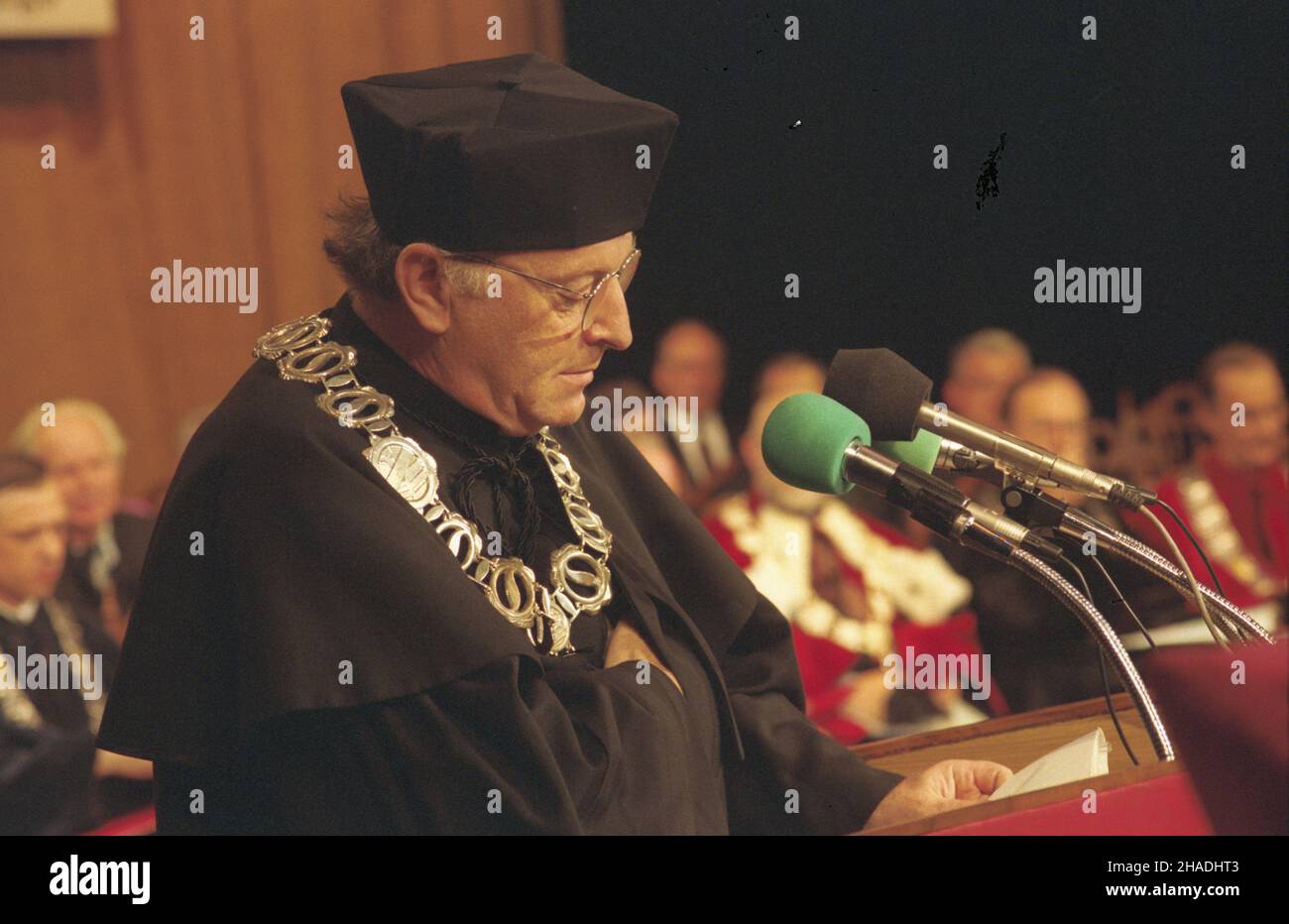 Katowice 22.06.1993. Doktorat honoris causa Uniwersytetu Œl¹skiego dla poety, eseisty Iosifa Aleksandrowicza Brodskiego (Josif Brodski). Uroczystoœæ w Teatrze Œl¹skim im. Stanis³awa Wyspiañskiego. NZ. wyst¹pienie Josifa Brodskiego. mw PAP/Stanis³aw Jakubowski Katowice, 22. Juni 1993. Die Schlesische Universität verleiht dem russischen Dichter und Essayisten Joseph Brodsky die Ehrendoktorwürde. Die Zeremonie im Stanislaw Wyspianski Schlesischen Theater. Im Bild: Joseph Brodsky spricht zu den Versammelten. mw PAP/Stanislaw Jakubowski Stockfoto