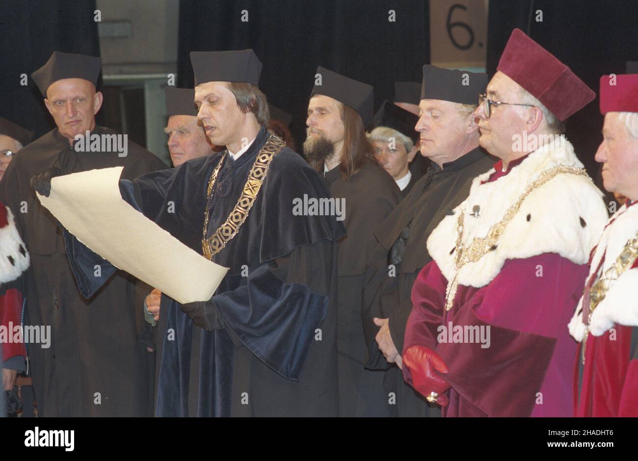 Katowice 22.06.1993. Doktorat honoris causa Uniwersytetu Œl¹skiego dla poety, eseisty Iosifa Aleksandrowicza Brodskiego (Josif Brodski). Uroczystoœæ w Teatrze Œl¹skim im. Stanis³awa Wyspiañskiego. NZ. m.in.: eseista, historyk literatury rosyjskiej Andrzej Drawicz (L), pisarz Czes³aw Mi³osz (2L), prof. dr. hab. Tadeusz S³awek (4L), Josif Brodski (6L), rektor Uniwersytetu Œl¹skiego prof. dr. hab. Maksymilian Pazdan (7L). mw PAP/Stanis³aw Jakubowski Katowice, 22. Juni 1993. Die Schlesische Universität verleiht dem russischen Dichter und Essayisten Joseph Brodsky die Ehrendoktorwürde. Die Zeremonie im Stanis Stockfoto