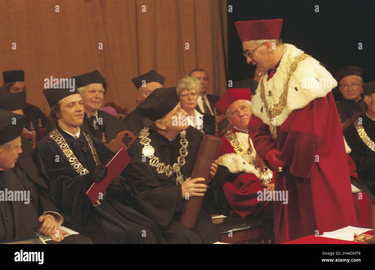 Katowice 22.06.1993. Doktorat honoris causa Uniwersytetu Œl¹skiego dla poety, eseisty Iosifa Aleksandrowicza Brodskiego (Josif Brodski). Uroczystoœæ w Teatrze Œl¹skim im. Stanis³awa Wyspiañskiego. NZ. m.in.: Josif Brodski (C z tub¹), rektor Uniwersytetu Œl¹skiego prof. dr. hab. Maksymilian Pazdan (Stoi). Z lewej Czes³aw Mi³osz, mw PAP/Stanis³aw Jakubowski Katowice, 22. Juni 1993. Die Schlesische Universität verleiht dem russischen Dichter und Essayisten Joseph Brodsky die Ehrendoktorwürde. Die Zeremonie im Stanislaw Wyspianski Schlesischen Theater. Abgebildet unter anderem: Joseph Brodsky (C mit Röhre), Sile Stockfoto