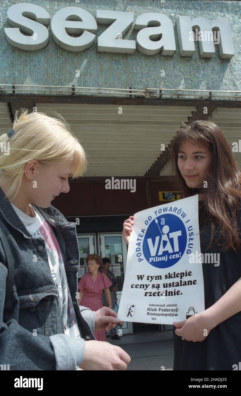 Warszawa 02.07.1993. MwSt. wchodzi w zycie 5 lipca, od 4 lipca obowi¹zuje zakaz podwy¿szania cen umownych na wiêkszoœæ towarów i us³ug. Federacja Konsumentów zorganizowa³a akcjê pt. Pilnuj cen!. NZ. ul. Marsza³kowska, Spó³dzielczy Dom Handlowy Sezam i wolontariuszki z plakatem. mw PAP/Andrzej Rybczyñski Warschau 2. Juli 1993. Die Kampagne Watch the Prices, die der Verbraucherverband vor der Einführung der Mehrwertsteuer in Polen am 5th. Juli organisiert hat, und ein Verbot von Preiserhöhungen für die meisten Waren und Dienstleistungen ab Juli 4th. Im Bild: Marszalkowska Straße, das Sezam Kaufhaus und Voluntee Stockfoto