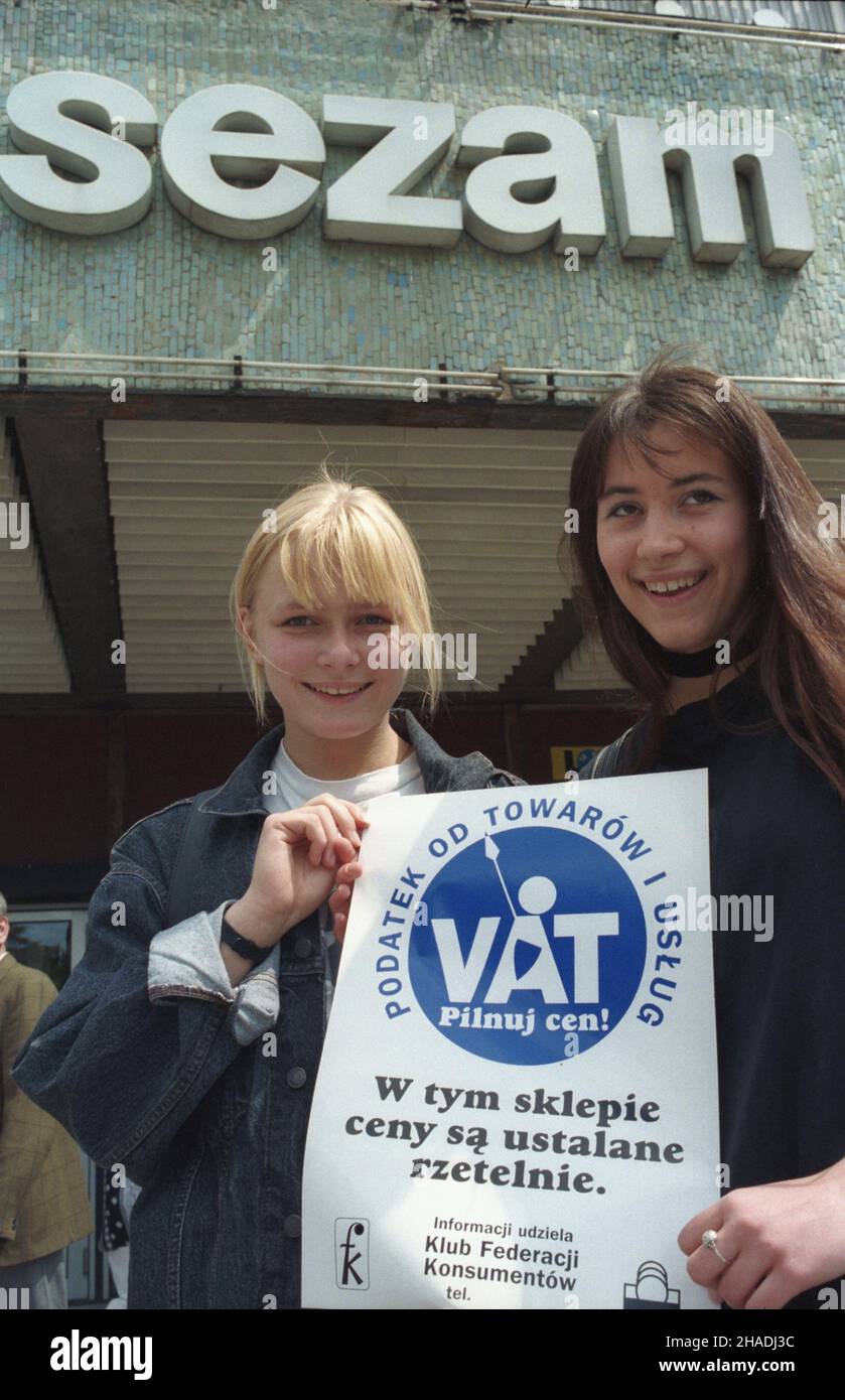Warszawa 02.07.1993. Podatek VAT wchodzi w ¿ycie 5 lipca, od 4 lipca obowi¹zuje zakaz podwy¿szania cen umownych na wiêkszoœæ towarów i us³ug. Federacja Konsumentów zorganizowa³a akcjê pt. Pilnuj cen!. NZ. ul. Marsza³kowska, Spó³dzielczy Dom Handlowy Sezam i wolontariuszki z plakatem. mw PAP/Andrzej Rybczyñski Warschau 2. Juli 1993. Die Kampagne Watch the Prices, die der Verbraucherverband vor der Einführung der Mehrwertsteuer in Polen am 5th. Juli organisiert hat, und ein Verbot von Preiserhöhungen für die meisten Waren und Dienstleistungen ab Juli 4th. Im Bild: Marszalkowska Straße, das Sezam Kaufhaus und Voluntee Stockfoto