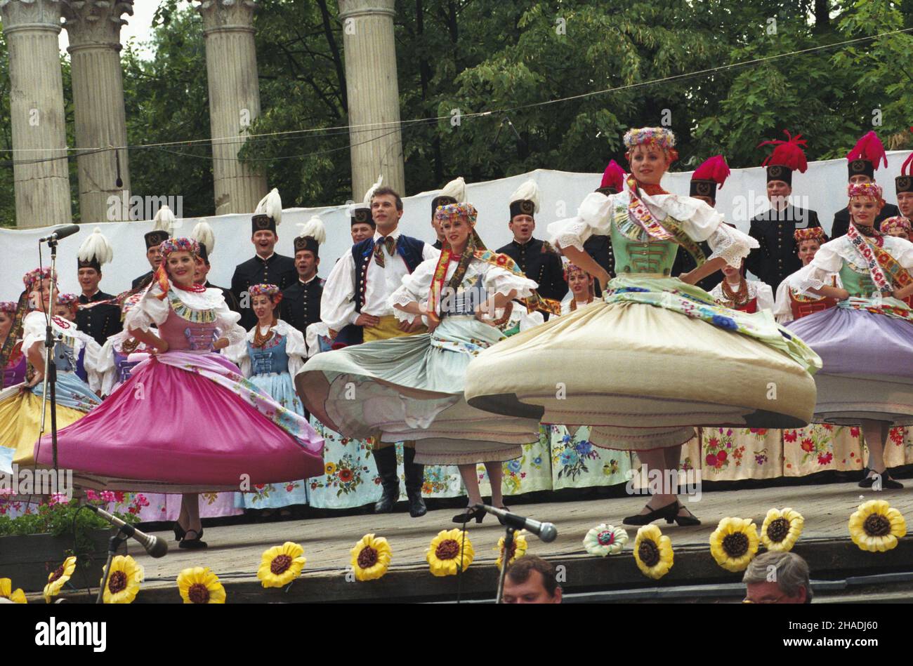 Warszawa 11.07.1993. 40 lat istnienia Zespo³u Pieœni i Tañca Œl¹sk, koncert jubileuszowy w Teatrze na Wyspie w £azienkach Królewskich. mw PAP/Andrzej Rybczyñski Warschau, Den 11. Juli 1993. Das Volkslied- und Tanzensemble „Slask“ gibt ein 40th-jähriges Konzert im Lazienki Park. mw PAP/Andrzej Rybczynski Stockfoto