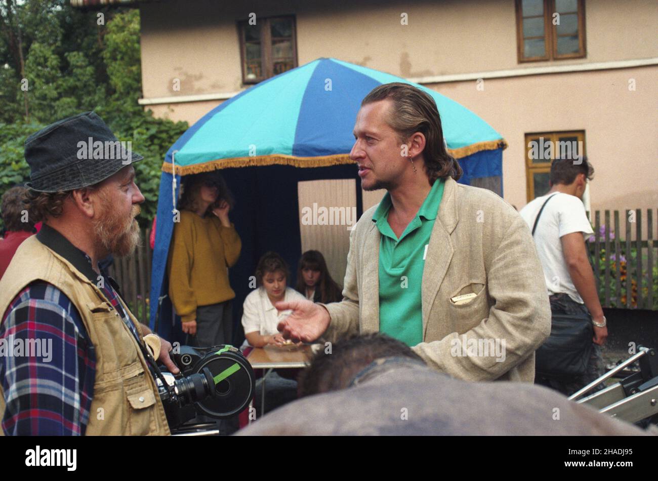 ¯yrardów 21.07.1993. Plan zdjêciowy sensacyjnego filmu fabularnego pt. Miasto prywatne, w re¿yserii Jacka Skalskiego i wed³ug jego scenariusza. NZ. z prawej aktor Bogus³aw Linda, (w g³ównej roli szefa gangu Paw³a, Pawika). mw PAP/Adam Urbanek Zyrardow 21. Juli 1993. Der Film drehte für einen Thriller mit dem Titel The Private City unter der Regie von Jacek Skalski nach seinem Drehbuch. Bild vom rechten Schauspieler Boguslaw Linda (in der Hauptrolle des Ringbosses Pawel, Pawlik). mw PAP/Adam Urbanek Stockfoto