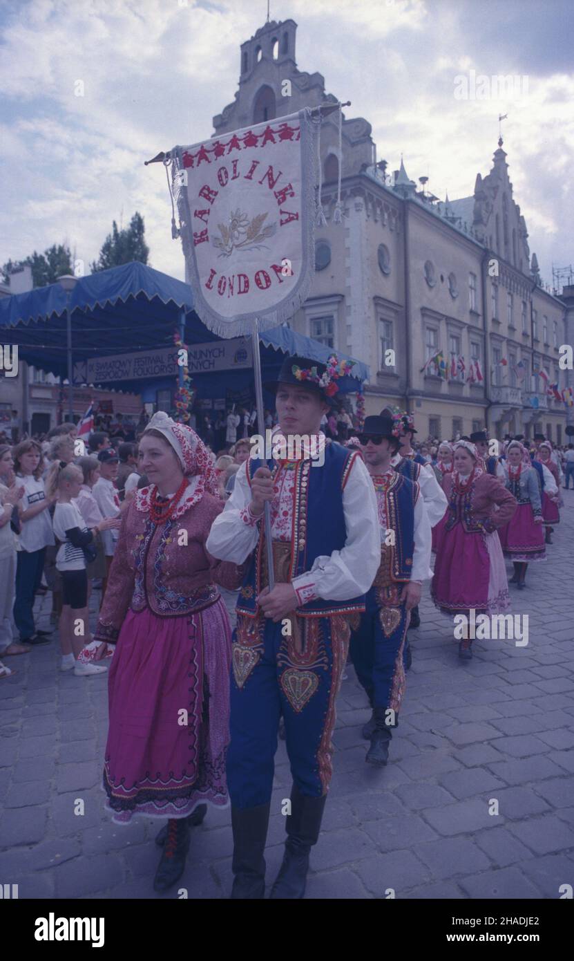 Rzeszów 27.07.1993. IX Œwiatowy Festiwal Polonijnych Zespo³ów Folklorystycznych. NZ. na Rynku Starego Miasta cz³onkowie zespo³u Karolinka z Londynu (Wielka Brytania) w korowodzie inauguruj¹cym rzeszowski festiwal. mta PAP/Jerzy Paszkowski Dok³adny dzieñ wydarzenia nieustalony. Rzeszow 27. Juli 1993. Das Weltfestival der polnischen Volksgruppen im Ausland 9th. Im Bild: Mitglieder der Karolina-Gruppe aus London (Großbritannien) bei einer Parade zur Eröffnung des Festivals auf dem Marktplatz der Altstadt. mta PAP/Jerzy Paszkowski Stockfoto