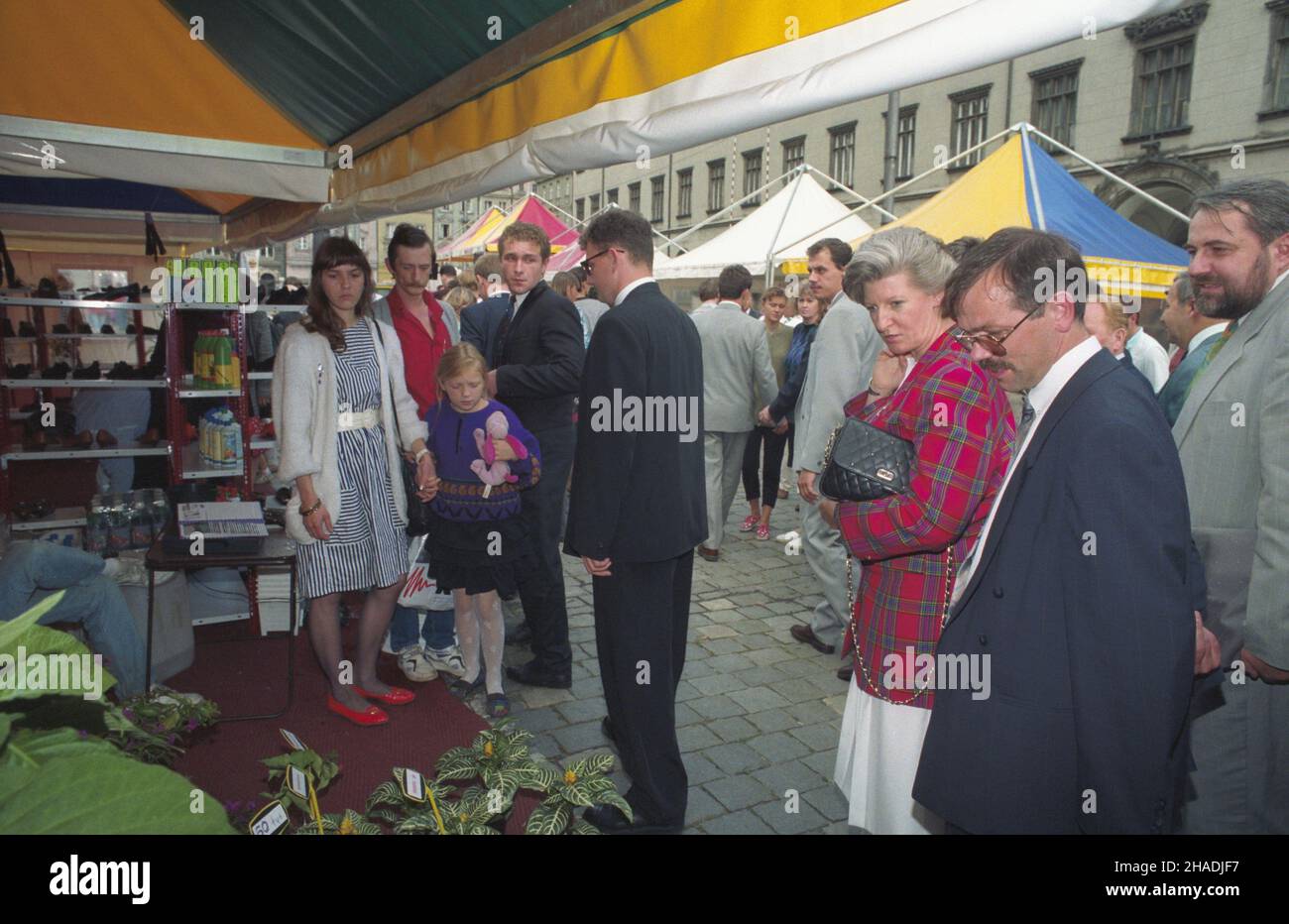 Wroc³aw 29.07.1993. Podczas wizyty na Dolnym Œl¹sku Premier RP Hanna Suchocka odwiedzi³a Wroc³aw, gdzie spotka³a siê z przedsiêbiorcami oraz zwiedzi³a Rynek Starego Miasta. NZ. na wroc³awskim rynku m.in.: Hanna Suchocka (3P), wojewoda wroc³awski Janusz Zaleski (2P), szef zespo³u doradców Prezesa Rady Ministrów Tadeusz Syryjczyk (1P). mta PAP/Adam Hawa³ej Breslau 29. Juli 1993. Die polnische Ministerin Hanna Suchocka besuchte die Region Niederschlesien und ihre Hauptstadt Wroclaw, wo sie Geschäftsleute traf und auf dem Marktplatz der Altstadt spazieren ging. Abgebildet unter anderem im Old Town Market Squa Stockfoto