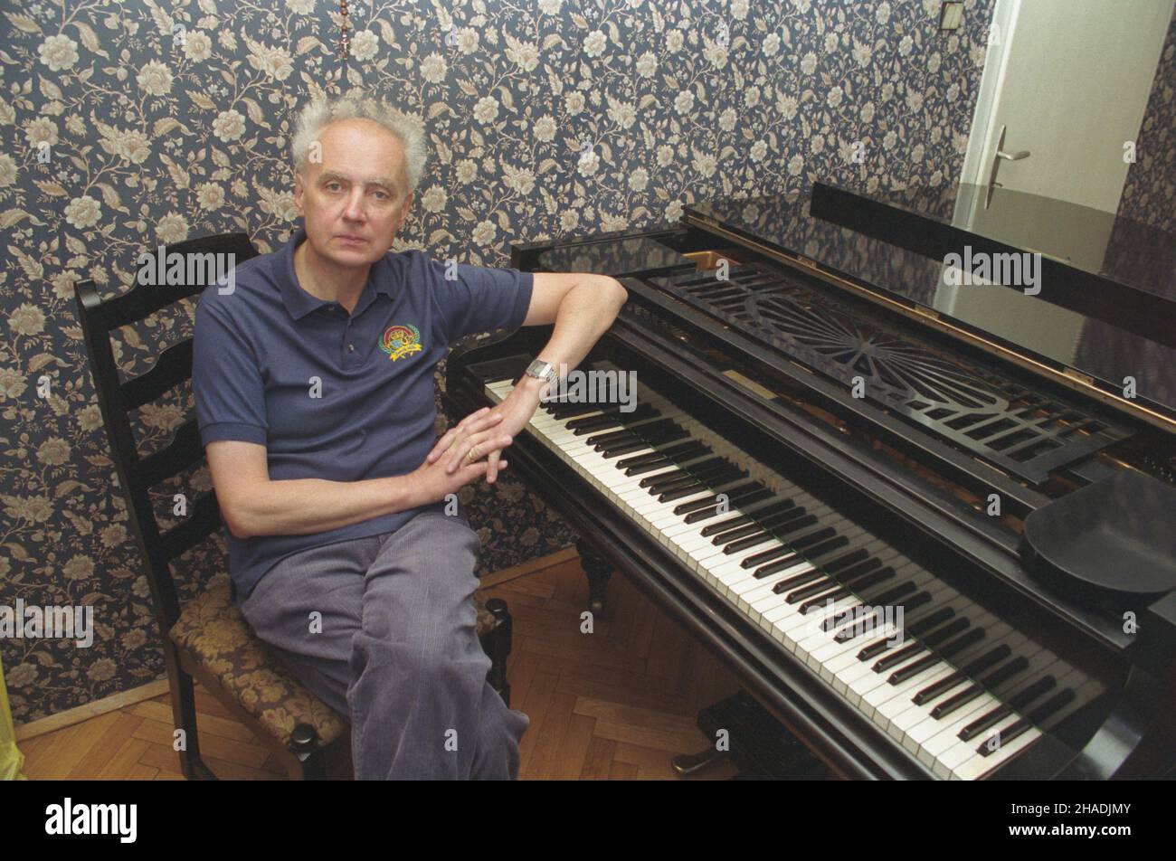 Katowice 08,1993. Pianista i kompozytor muzyki powa¿nej, twórca muzyki filmowej Wojciech Kilar w swoim domu. wb PAP/Piotr Gêsicki Dok³adny dzieñ wydarzenia nieustalony. Katowice, August 1993. Pianist, Klassik- und Filmmusikkomponist Wojciech Kilar zu Hause. wb PAP/Piotr Gesicki Veranstaltungstag unbekannt Stockfoto