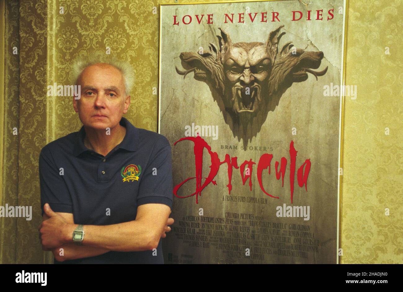 Katowice 08,1993. Pianista i kompozytor muzyki powa¿nej, twórca muzyki filmowej Wojciech Kilar w swoim domu. W er plakat do filmu pt. Dracula (Bram Stokers Dracula) z muzyk¹ Kilara, za któr¹ otrzyma³ nagrodê Stowarzyszenia Kompozytorów Amerykañskich. wb PAP/Piotr Gêsicki Dok³adny dzieñ wydarzenia nieustalony. Katowice, August 1993. Pianist, Klassik- und Filmmusikkomponist Wojciech Kilar zu Hause. Im Hintergrund ein Plakat zum Film Bram Stokers Dracula mit Kilars Musik, für den er den Preis der American Composers' Association erhielt. wb PAP/Piotr Gesicki Veranstaltungstag U Stockfoto