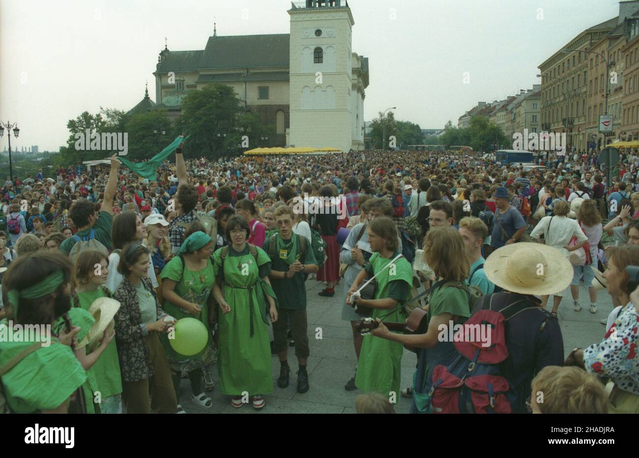 Warszawa 05.08.1993. XIII Warszawska Akademicka Pielgrzymka Meropolitalna do sanktuarium Najœwiêtszej Maryi Panny Jasnogórskiej w Czêstochowie. Wymarsz 5700 uczestników pielgrzymki z Warszawy na Jasn¹ Górê poprzedzi³a uroczysta msza œwiêta w koœciele akademickim pw. œw. Anny (w g³êbi, L). NZ. Pielgrzymi na placu Zamkowym i ulicy Krakowskie Przedmieœcie. mta PAP/Adam Urbanek Warschau 5. August 1993. Die Warschauer Akademische Metropolwallfahrt 13th zu Polens meistverehrtem Heiligtum auf Jasna Gora in Tschenstochau. 5.700 Teilnehmer der Wallfahrt nahmen an einer heiligen Messe in der St. Anne Kirche Teil Stockfoto