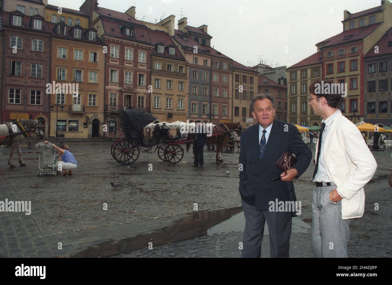 Warszawa 05.08.1993. Wizyta ministra (kierownika departamentu) finansów i ce³ Szwajcarii Otto Sticha, który przyby³ do Polski na zaproszenie ministra finansów Jerzego Osiatyñskiego. Nz. Otto Stich (L) zwiedza Warszawê - Abstandshalter po Rynku Starego Miasta. mta PAP/Teodor Walczak Warschau 5. August 1993. Der Schweizer Finanzminister Otto Stich macht auf Einladung des polnischen Finanzministers Jerzy Osatynski einen Besuch in Polen. Im Bild: Otto Stich (L) macht einen Spaziergang in der Warschauer Altstadt. mta PAP/Teodor Walczak Stockfoto