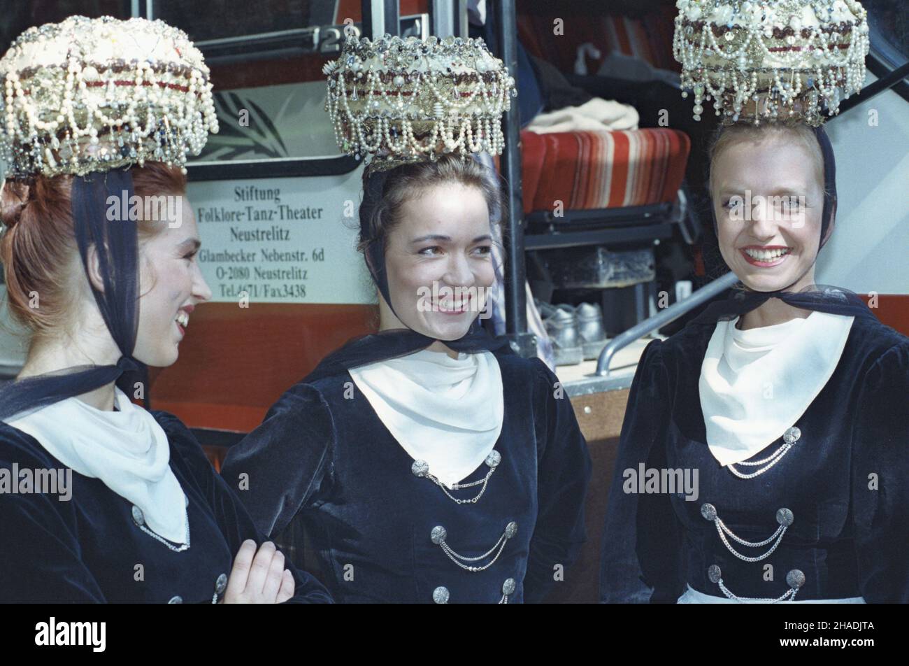 Sopot 07.08.1993. XVII Festiwal Zespo³ów Folklorystycznych Krajów Nadba³tyckich w Gdañsku, Sopocie i Kartuzach (6-8 sierpnia 1993). W festiwalu wziê³o udzia³ 21 zespo³ów m.in. z Polski, Niemiec, Danii, £otwy, Litwy i Estonii. NZ. zespó³ folklorystyczny w strojach z Górnej Frankonii (Niemcy). mta PAP/Stefan Kraszewski Sopot 7. August 1993. Das Festival der Volksgruppen aus dem Baltikum 17th in Danzig, Sopot und Kartuzy (6.-8. August 1993) mit 21 Gruppen aus Polen, Deutschland, Dänemark, Lettland, Litauen, Estland und andere Länder, die daran teilnehmen. Im Bild: Eine Volksgruppe in Nationalkostümen Stockfoto