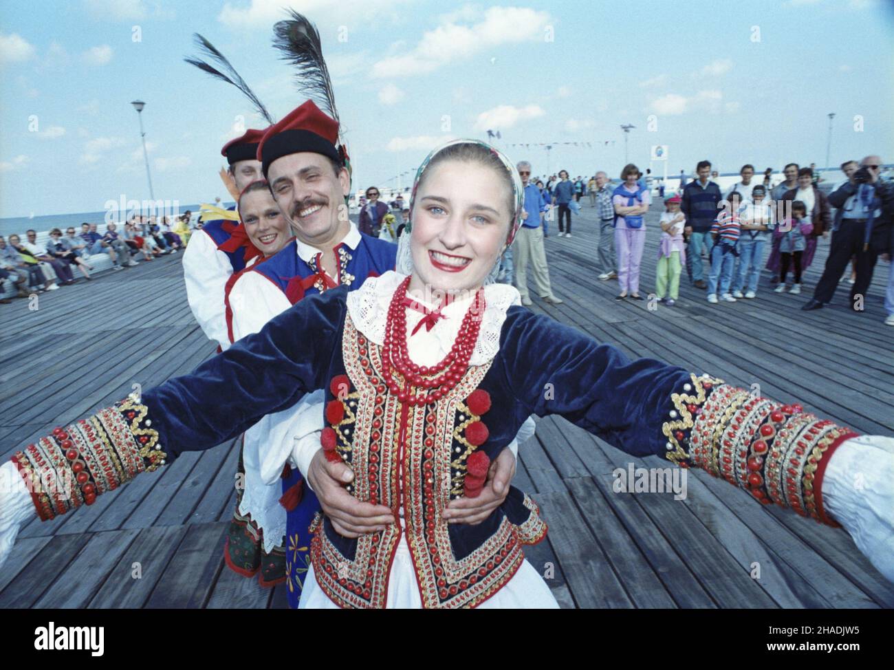 Sopot 07.08.1993. XVII Festiwal Zespo³ów Folklorystycznych Krajów Nadba³tyckich w Gdañsku, Sopocie i Kartuzach (6-8 sierpnia 1993). W festiwalu wziê³o udzia³ 21 zespo³ów m.in. z Polski, Niemiec, Danii, £otwy, Litwy i Estonii. NZ. wystêp polskiego zespo³u folklorystycznego w strojach krakowskich na molo w Sopocie. mta PAP/Stefan Kraszewski Sopot 7. August 1993. Das Festival der Volksgruppen aus dem Baltikum 17th in Danzig, Sopot und Kartuzy (6.-8. August 1993) mit 25 Gruppen aus Polen, Deutschland, Dänemark, Lettland, Litauen, Estland und andere Länder, die daran teilnehmen. Im Bild: Ein polnischer Fotolack Stockfoto