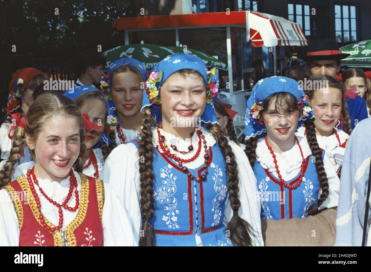 Sopot 07.08.1993. XVII Festiwal Zespo³ów Folklorystycznych Krajów Nadba³tyckich w Gdañsku, Sopocie i Kartuzach (6-8 sierpnia 1993). W festiwalu wziê³o udzia³ 21 zespo³ów m.in. z Polski, Niemiec, Danii, £otwy, Litwy i Estonii. NZ. zespó³ folklorystyczny w strojach rzeszowskich. mta PAP/Stefan Kraszewski Sopot 7. August 1993. Das Festival der Volksgruppen aus dem Baltikum 17th in Danzig, Sopot und Kartuzy (6.-8. August 1993) mit 21 Gruppen aus Polen, Deutschland, Dänemark, Lettland, Litauen, Estland und andere Länder, die daran teilnehmen. Im Bild: Eine Volksgruppe in Nationalkostümen aus dem Rzeszo Stockfoto
