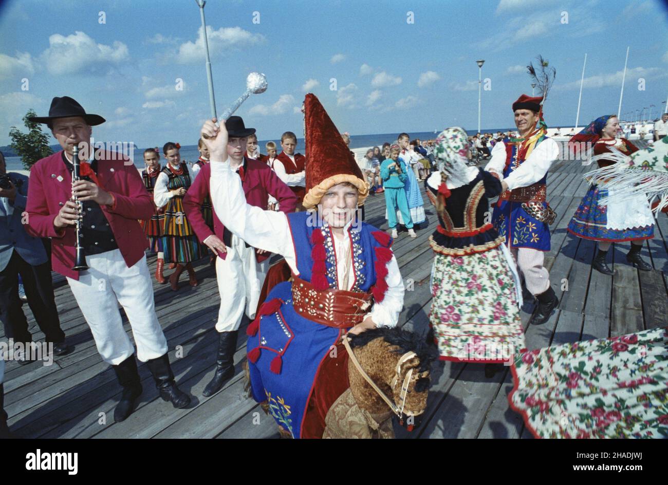 Sopot 07.08.1993. XVII Festiwal Zespo³ów Folklorystycznych Krajów Nadba³tyckich w Gdañsku, Sopocie i Kartuzach (6-8 sierpnia 1993). W festiwalu wziê³o udzia³ 21 zespo³ów m.in. z Polski, Niemiec, Danii, £otwy, Litwy i Estonii. NZ. wystêp polskiego zespo³u folklorystycznego w strojach krakowskich na molo w Sopocie. mta PAP/Stefan Kraszewski Sopot 7. August 1993. Das Festival der Volksgruppen aus dem Baltikum 17th in Danzig, Sopot und Kartuzy (6.-8. August 1993) mit 21 Gruppen aus Polen, Deutschland, Dänemark, Lettland, Litauen, Estland und andere Länder, die daran teilnehmen. Im Bild: Ein polnischer Fotolack Stockfoto