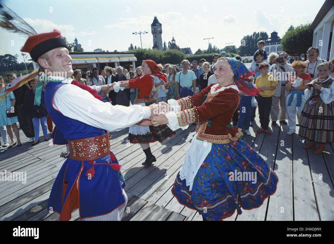 Sopot 07.08.1993. XVII Festiwal Zespo³ów Folklorystycznych Krajów Nadba³tyckich w Gdañsku, Sopocie i Kartuzach (6-8 sierpnia 1993). W festiwalu wziê³o udzia³ 21 zespo³ów m.in. z Polski, Niemiec, Danii, £otwy, Litwy i Estonii. NZ. wystêp polskiego zespo³u folklorystycznego w strojach krakowskich na molo w Sopocie. mta PAP/Stefan Kraszewski Sopot 7. August 1993. Das Festival der Volksgruppen aus dem Baltikum 17th in Danzig, Sopot und Kartuzy (6.-8. August 1993) mit 21 Gruppen aus Polen, Deutschland, Dänemark, Lettland, Litauen, Estland und andere Länder, die daran teilnehmen. Im Bild: Ein polnisches Volk Stockfoto