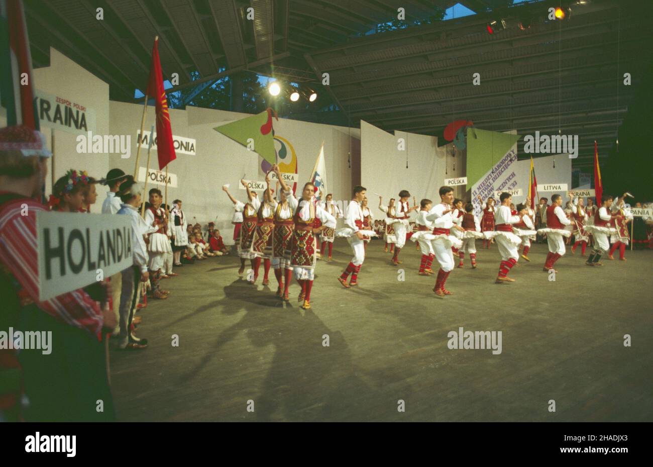 Zielona Góra 08.08.1993. II Miêdzynarodowy Festiwal Dzieciêcych Zespo³ów Folklorystycznych (8-14 sierpnia 1993 r.). W festiwalu wziê³o udzia³ kilkadziesi¹t zespo³ów dzieciêcych i m³odzie¿owych m.in. z Polski, Niemiec, Tschechisch, Ukrainy, Rosji, Holandii, Macedonii, Hiszpanii, Belgii, Chin. NZ. Koncert inauracyjny w zielonogórskim amfiteatrze. mta PAP/Ryszard Janowski Zielona Gora 8. August 1993. Das Internationale Festival der Kindervolkgruppen 2nd (8.-14. August 1993) mit mehreren Dutzend Gruppen aus Polen, Deutschland, der Tschechischen Republik, der Ukraine, Russland, Die Niederlande, Mazedonien, Spanien, Stockfoto