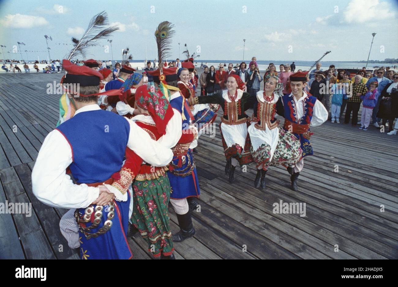 Sopot 07.08.1993. XVII Festiwal Zespo³ów Folklorystycznych Krajów Nadba³tyckich w Gdañsku, Sopocie i Kartuzach (6-8 sierpnia 1993). W festiwalu wziê³o udzia³ 21 zespo³ów m.in. z Polski, Niemiec, Danii, £otwy, Litwy i Estonii. NZ. wystêp polskiego zespo³u folklorystycznego w strojach krakowskich na molo w Sopocie. mta PAP/Stefan Kraszewski Sopot 7. August 1993. Das Festival der Volksgruppen aus dem Baltikum 17th in Danzig, Sopot und Kartuzy (6.-8. August 1993) mit 21 Gruppen aus Polen, Deutschland, Dänemark, Lettland, Litauen, Estland und andere Länder, die daran teilnehmen. Im Bild: Ein polnischer Fotolack Stockfoto
