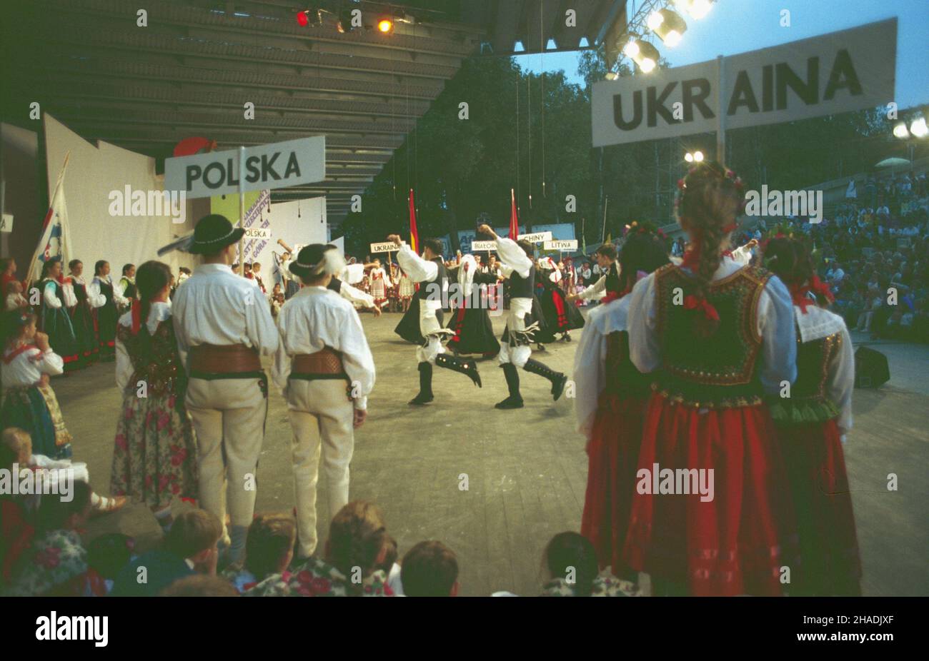 Zielona Góra 08.08.1993. II Miêdzynarodowy Festiwal w Zielonej Górze (8-14 Sirpnia 1993 r.). W festiwalu wziê³o udzia³ kilkadziesi¹t zespo³ów dzieciêcych i m³odzie¿owych m.in. z Polski, Niemiec, Tschechisch, Ukrainy, Rosji, Holandii, Macedonii, Hiszpanii, Belgii, Chin. NZ. Koncert inauracyjny w zielonogórskim amfiteatrze. mta PAP/Ryszard Janowski Zielona Gora 8. August 1993. Das Internationale Festival der Kindervolkgruppen 2nd (8.-14. August 1993) mit mehreren Dutzend Gruppen aus Polen, Deutschland, der Tschechischen Republik, der Ukraine, Russland, Niederlande, Mazedonien, Spanien, Belgien, China und andere Länder Stockfoto