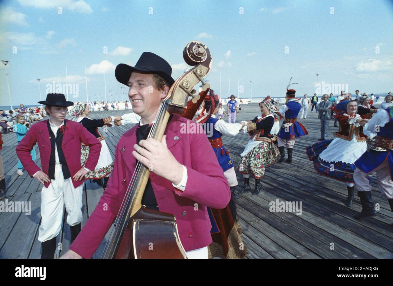Sopot 07.08.1993. XVII Festiwal Zespo³ów Folklorystycznych Krajów Nadba³tyckich w Gdañsku, Sopocie i Kartuzach (6-8 sierpnia 1993). W festiwalu wziê³o udzia³ 21 zespo³ów m.in. z Polski, Niemiec, Danii, £otwy, Litwy i Estonii. NZ. wystêp polskiego zespo³u folklorystycznego w strojach krakowskich na molo w Sopocie. mta PAP/Stefan Kraszewski Sopot 7. August 1993. Das Festival der Volksgruppen aus dem Baltikum 17th in Danzig, Sopot und Kartuzy (6.-8. August 1993) mit 21 Gruppen aus Polen, Deutschland, Dänemark, Lettland, Litauen, Estland und andere Länder, die daran teilnehmen. Im Bild: Ein polnisches Volk Stockfoto