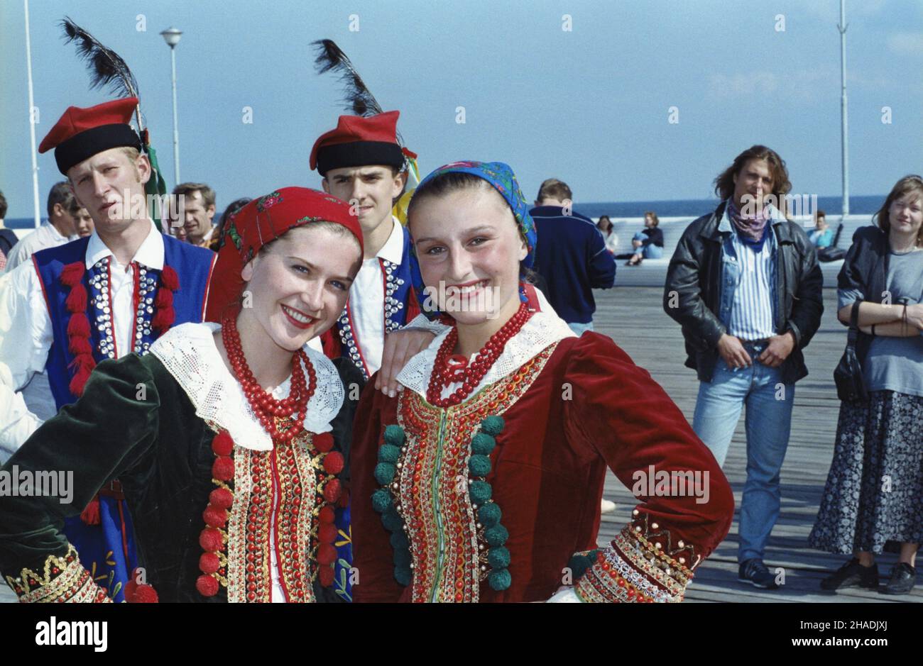 Sopot 07.08.1993. XVII Festiwal Zespo³ów Folklorystycznych Krajów Nadba³tyckich w Gdañsku, Sopocie i Kartuzach (6-8 sierpnia 1993). W festiwalu wziê³o udzia³ 21 zespo³ów m.in. z Polski, Niemiec, Danii, £otwy, Litwy i Estonii. NZ. wystêp polskiego zespo³u folklorystycznego w strojach krakowskich na molo w Sopocie. mta PAP/Stefan Kraszewski Sopot 7. August 1993. Das Festival der Volksgruppen aus dem Baltikum 17th in Danzig, Sopot und Kartuzy (6.-8. August 1993) mit 21 Gruppen aus Polen, Deutschland, Dänemark, Lettland, Litauen, Estland und andere Länder, die daran teilnehmen. Im Bild: Mitglieder von Stockfoto