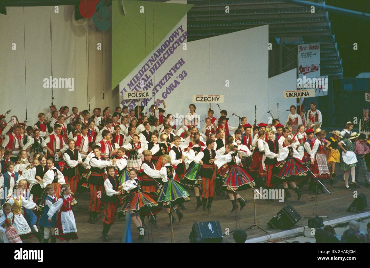 Zielona Góra 08.08.1993. II Miêdzynarodowy Festiwal Dzieciêcych Zespo³ów Folklorystycznych (8-14 sierpnia 1993 r.). W festiwalu wziê³o udzia³ kilkadziesi¹t zespo³ów dzieciêcych i m³odzie¿owych m.in. z Polski, Niemiec, Tschechisch, Ukrainy, Rosji, Holandii, Macedonii, Hiszpanii, Belgii, Chin. NZ. Koncert inauracyjny w zielonogórskim amfiteatrze. mta PAP/Ryszard Janowski Zielona Gora 8. August 1993. Das Internationale Festival der Kindervolkgruppen 2nd (8.-14. August 1993) mit mehreren Dutzend Gruppen aus Polen, Deutschland, der Tschechischen Republik, der Ukraine, Russland, Die Niederlande, Mazedonien, Spanien, Stockfoto