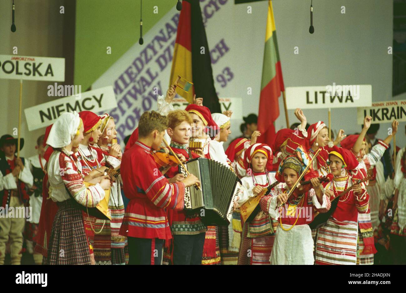 Zielona Góra 08.08.1993. II Miêdzynarodowy Festiwal Dzieciêcych Zespo³ów Folklorystycznych (8-14 sierpnia 1993 r.). W festiwalu wziê³o udzia³ kilkadziesi¹t zespo³ów dzieciêcych i m³odzie¿owych m.in. z Polski, Niemiec, Tschechisch, Ukrainy, Rosji, Holandii, Macedonii, Hiszpanii, Belgii, Chin. NZ. Koncert inauracyjny w zielonogórskim amfiteatrze. mta PAP/Ryszard Janowski Zielona Gora 8. August 1993. Das Internationale Festival der Kindervolkgruppen 2nd (8.-14. August 1993) mit mehreren Dutzend Gruppen aus Polen, Deutschland, der Tschechischen Republik, der Ukraine, Russland, Die Niederlande, Mazedonien, Spanien, Stockfoto