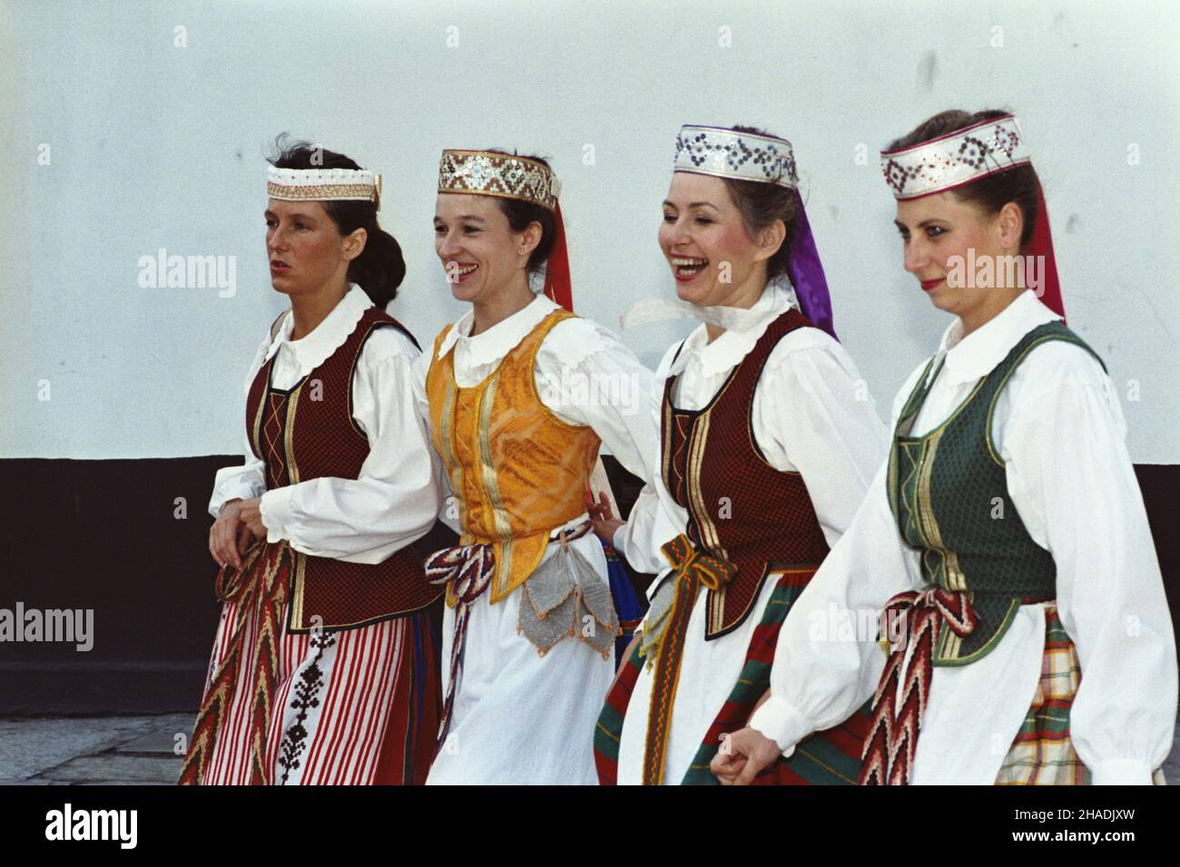 Sopot 07.08.1993. XVII Festiwal Zespo³ów Folklorystycznych Krajów Nadba³tyckich w Gdañsku, Sopocie i Kartuzach (6-8 sierpnia 1993). W festiwalu wziê³o udzia³ 21 zespo³ów m.in. z Polski, Niemiec, Danii, £otwy, Litwy i Estonii. NZ. cz³onkinie zespo³u folklorystycznego w strojach litewskich. mta PAP/Stefan Kraszewski Sopot 7. August 1993. Das Festival der Volksgruppen aus dem Baltikum 17th in Danzig, Sopot und Kartuzy (6.-8. August 1993) mit 21 Gruppen aus Polen, Deutschland, Dänemark, Lettland, Litauen, Estland und andere Länder, die daran teilnehmen. Im Bild: Mitglieder einer Volksgruppe auf Litauisch Stockfoto
